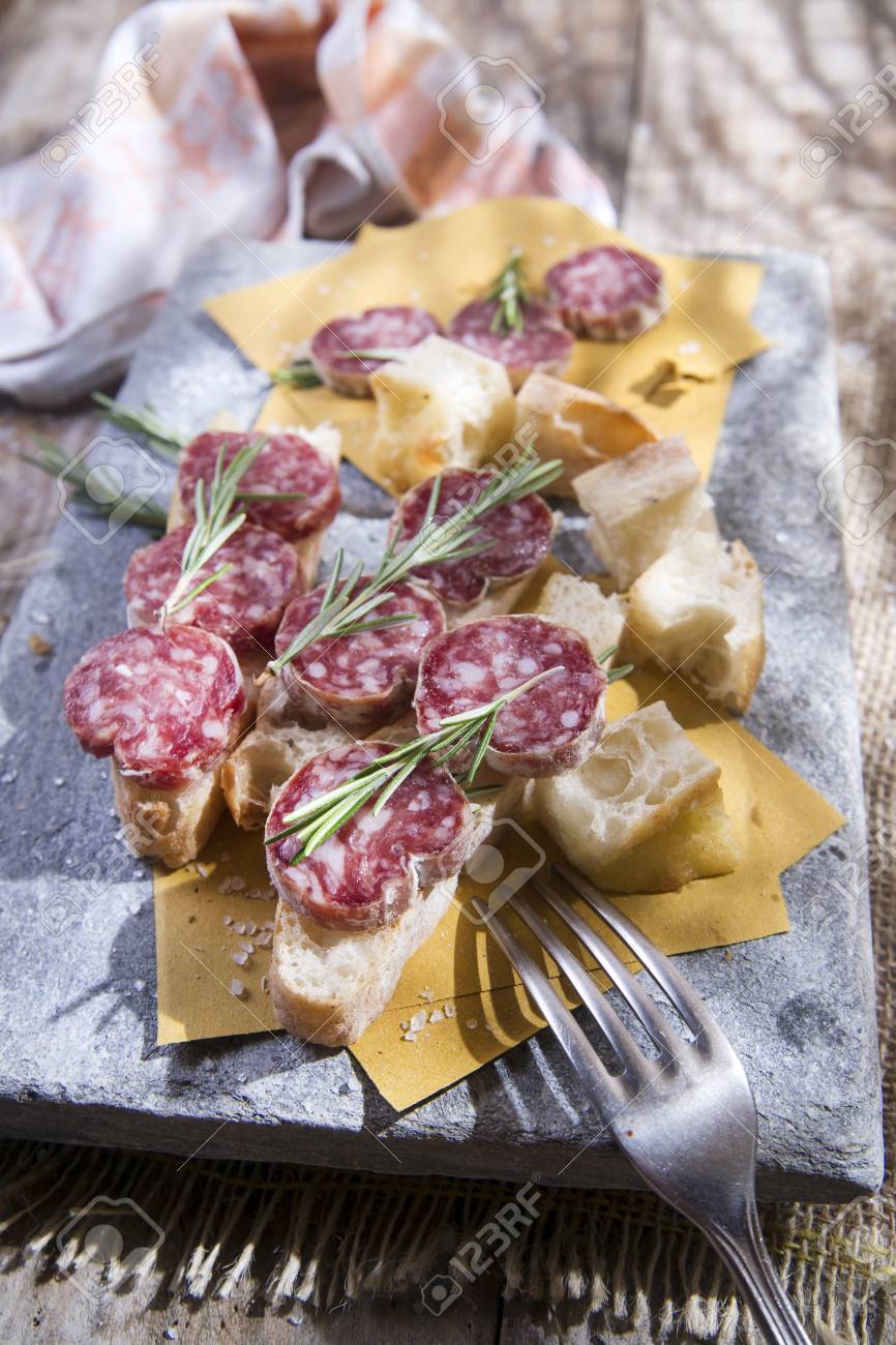 典型的なフォカッチャとトスカーナのサラミのプレゼンテーション の写真素材 画像素材 Image