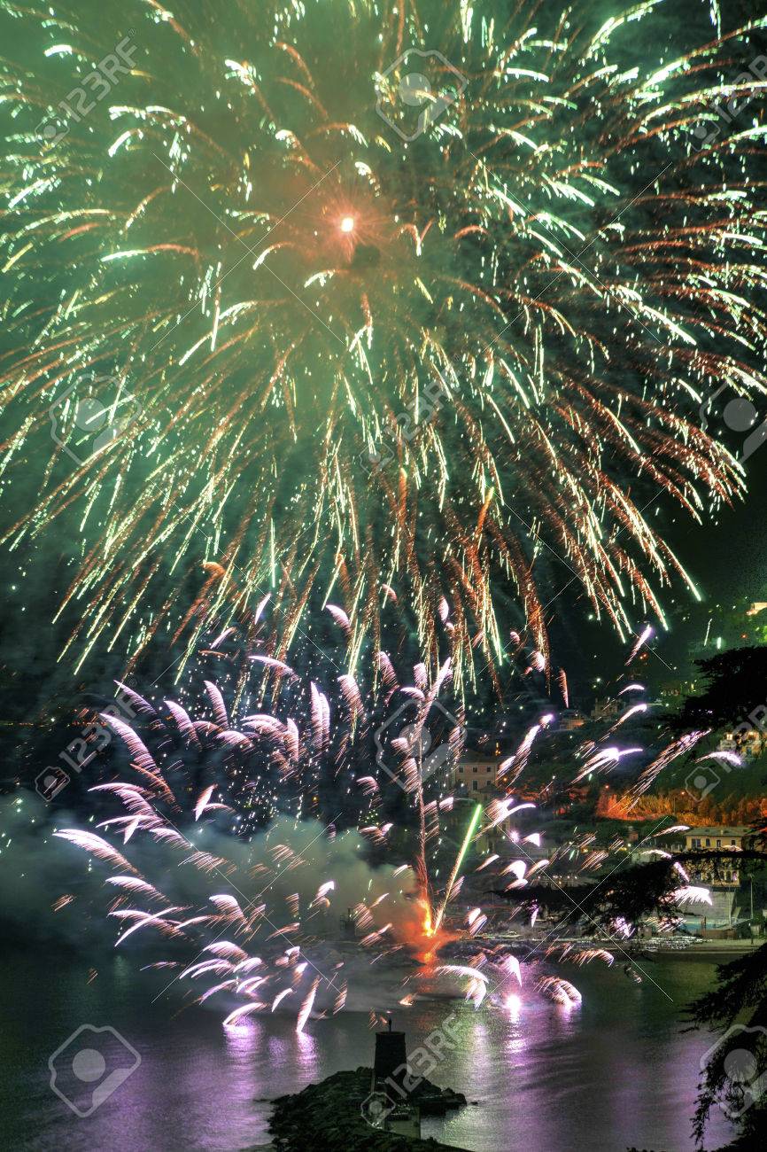 レッコ イタリアのジェノバで夏の終わりの花火イベント の写真素材 画像素材 Image