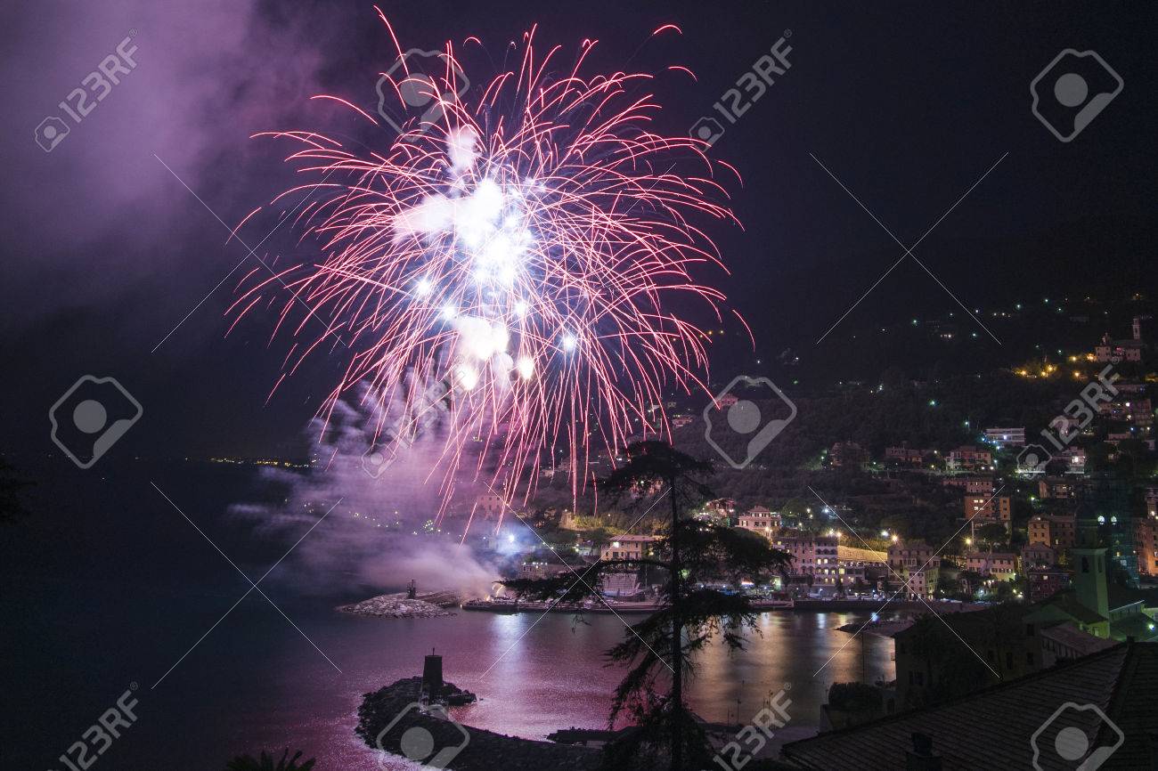 レッコ イタリアのジェノバで夏の終わりの花火イベント の写真素材 画像素材 Image レッコ イタリアのジェノバで夏の終わりの花火イベント の写真素材 画像素材 Image