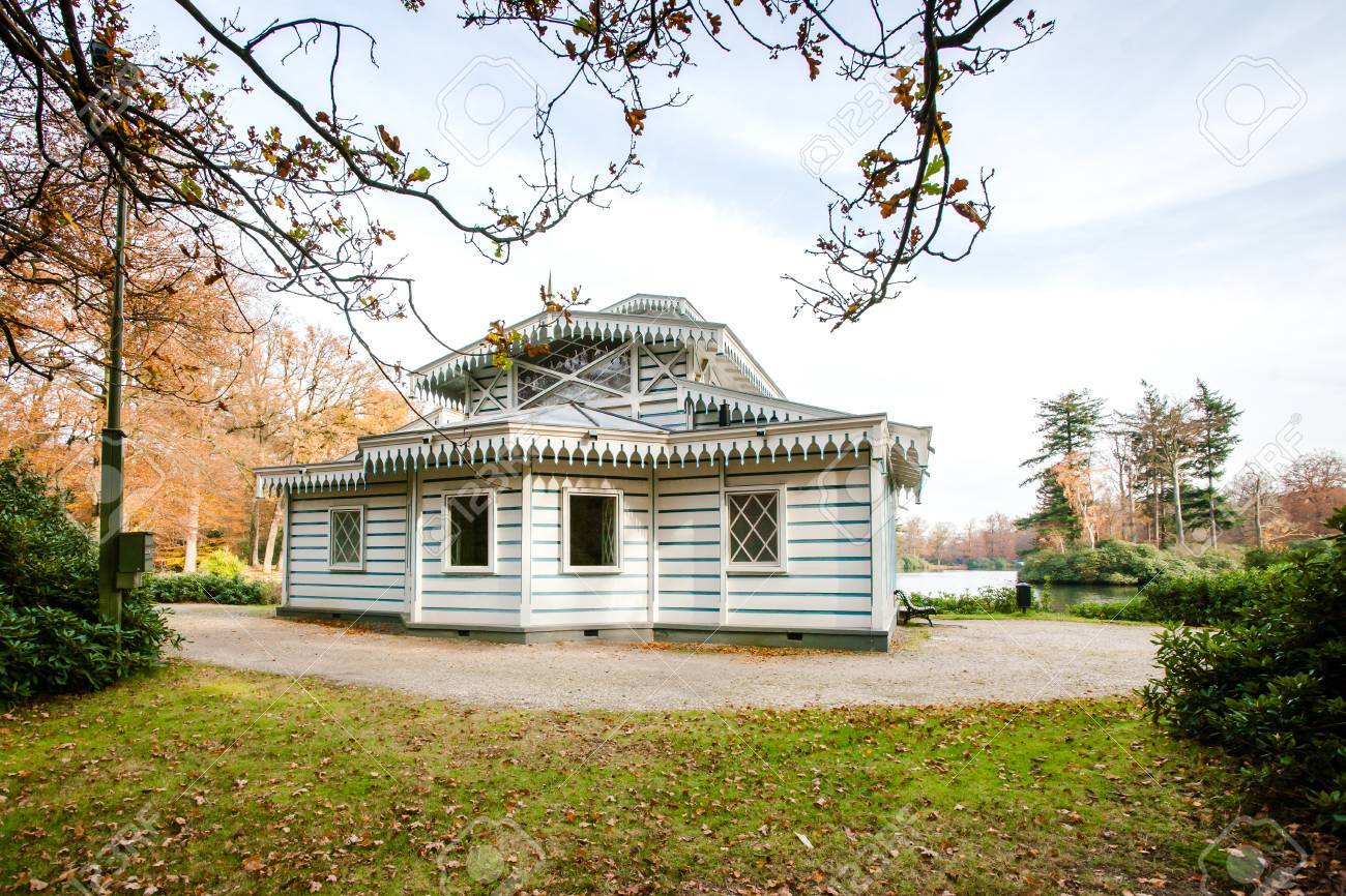 この写真は オランダのアペルドールンに近い豪華な公園で行われました これは 建築家のお茶がクイーンズの 3 世代で使用されていた オランダ の写真素材 画像素材 Image
