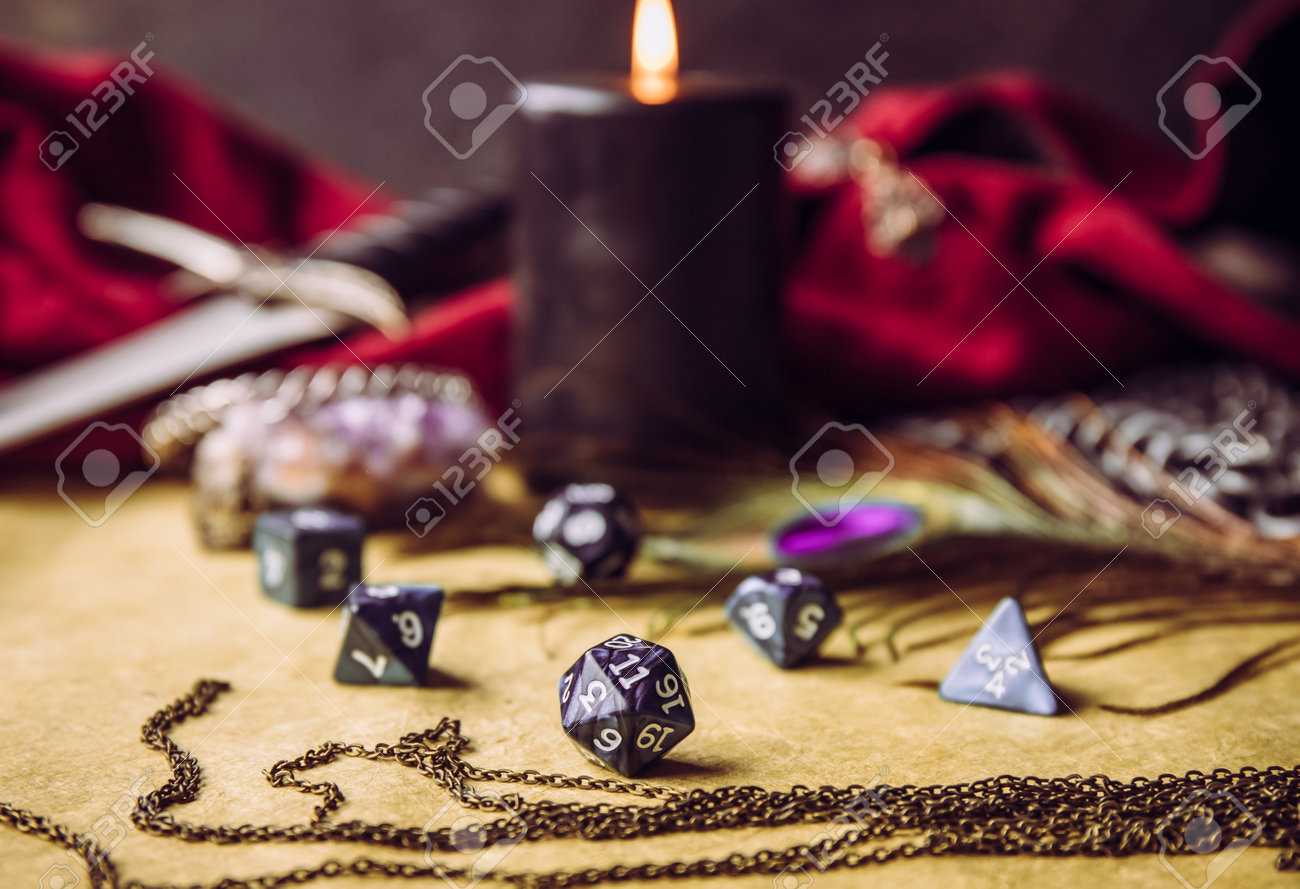 판타지 역할 놀이 보드 게임 정물 개념은 다양한 캐릭터 개체 도구 단검 체인 메일 의류 주사위 세트 D10 D2로 장식된 주사위 배경에  선택적 초점을 맞춥니다. 로열티 무료 사진, 그림, 이미지 그리고 스톡포토그래피.