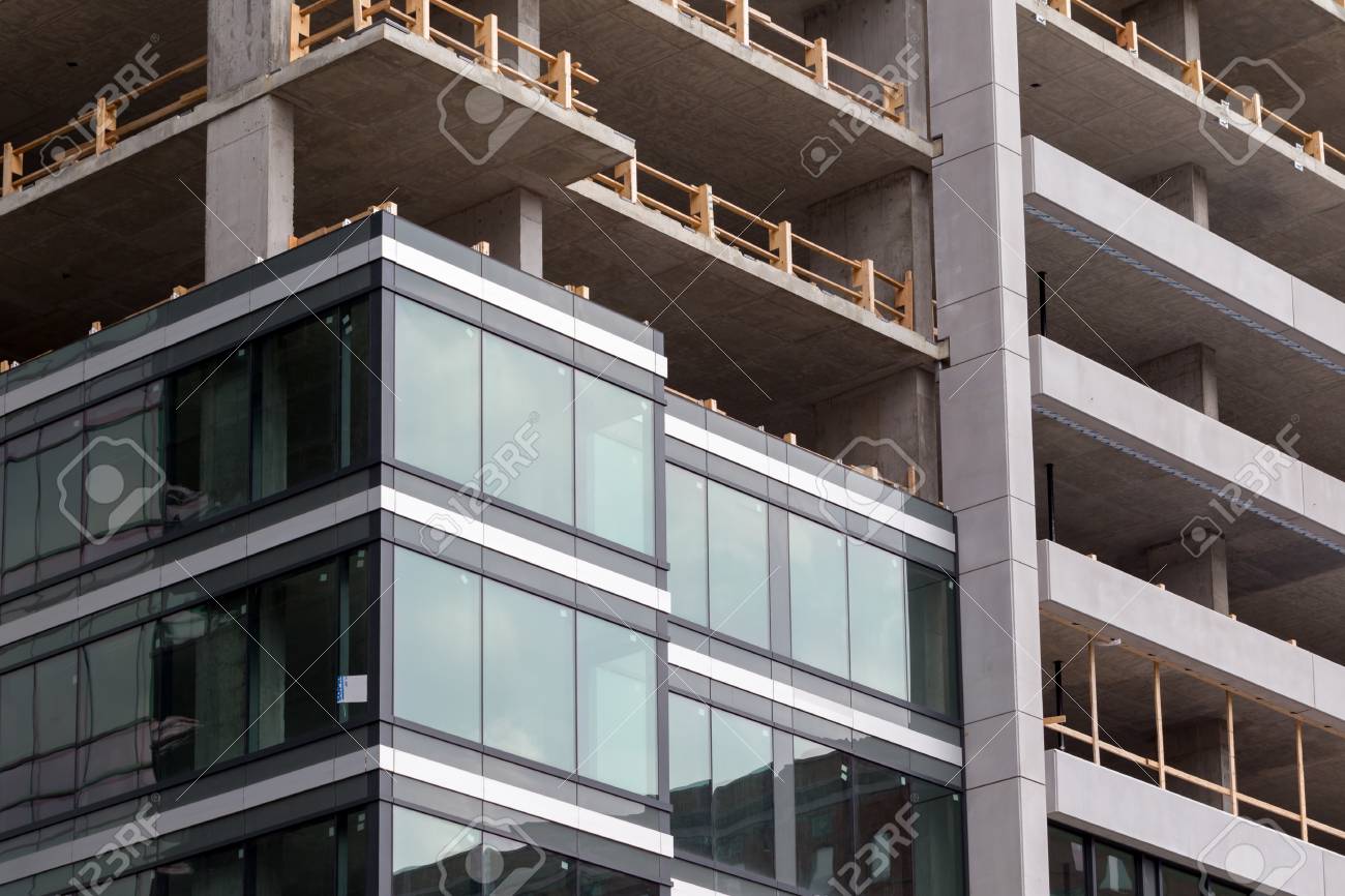 新しい高級マンションの建設 カナダのモントリオールのダウンタウンを塔します の写真素材 画像素材 Image