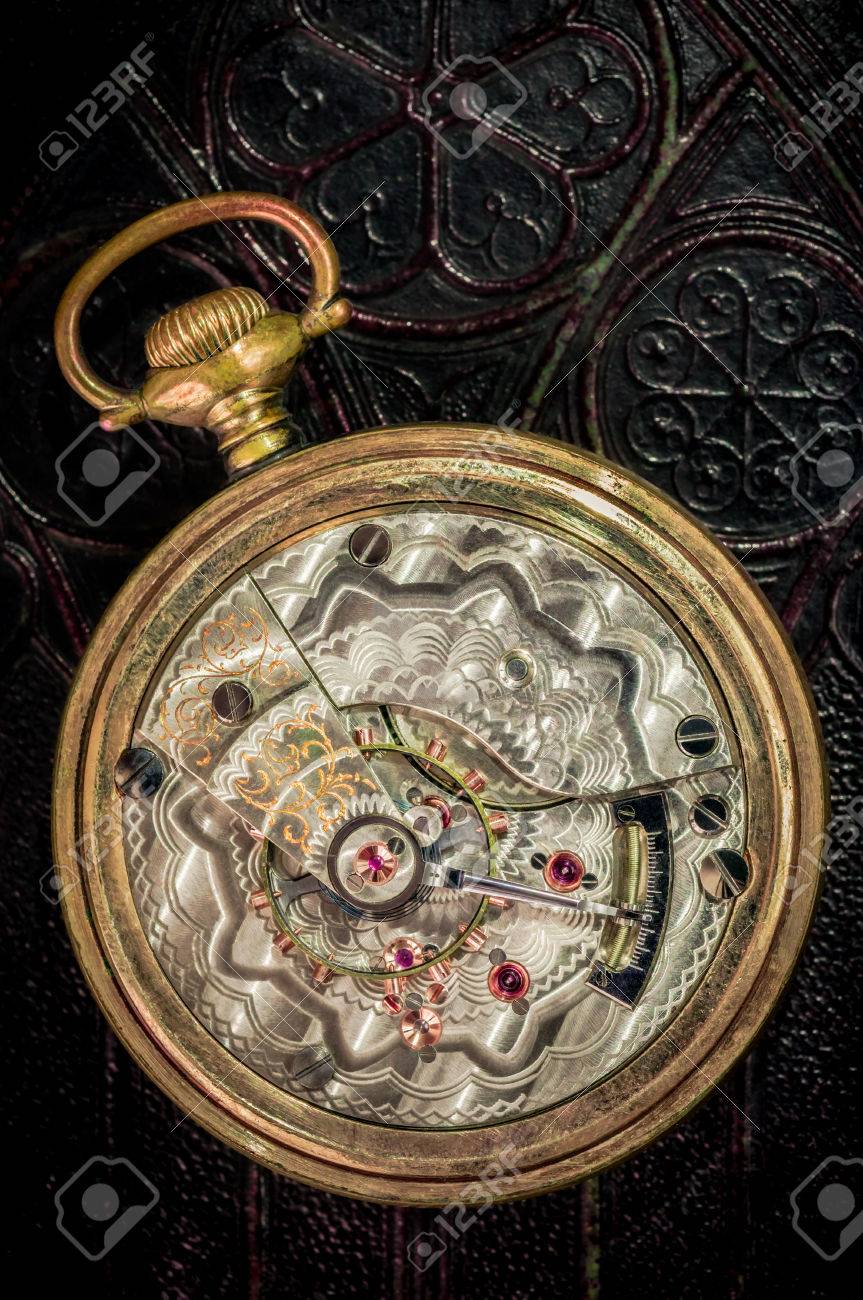 アンティーク ポケット時計戻って古代本の表紙を設計図と部品内の表示 の写真素材 画像素材 Image アンティーク ポケット時計戻って古代本の表紙を設計図と部品内の表示 の写真素材 画像素材 Image