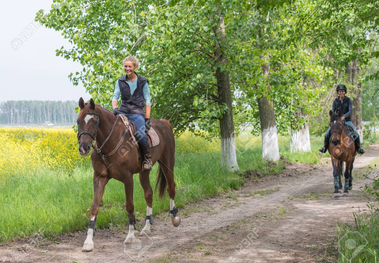 по молодецки как пишется. наездницы в одних сапогах на лошади. молодецки ехать верхом лексическое. скороговорки маленькие скороговорки. жокей конный спорт.