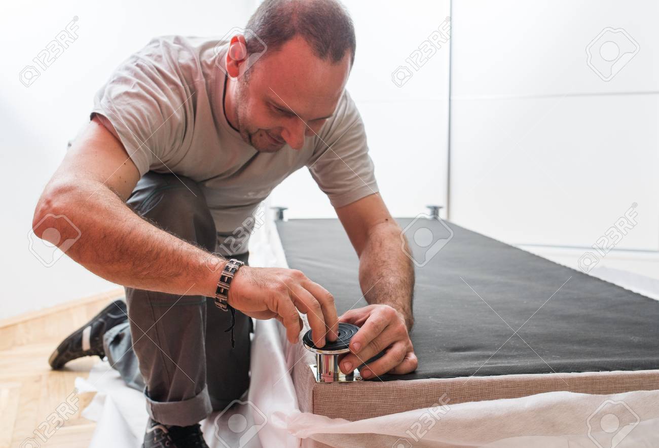Möbelhersteller Setzt Bett Im Schlafzimmer Lizenzfreie Fotos, Bilder ... Möbelhersteller Setzt Bett Im Schlafzimmer Lizenzfreie Fotos, Bilder ...