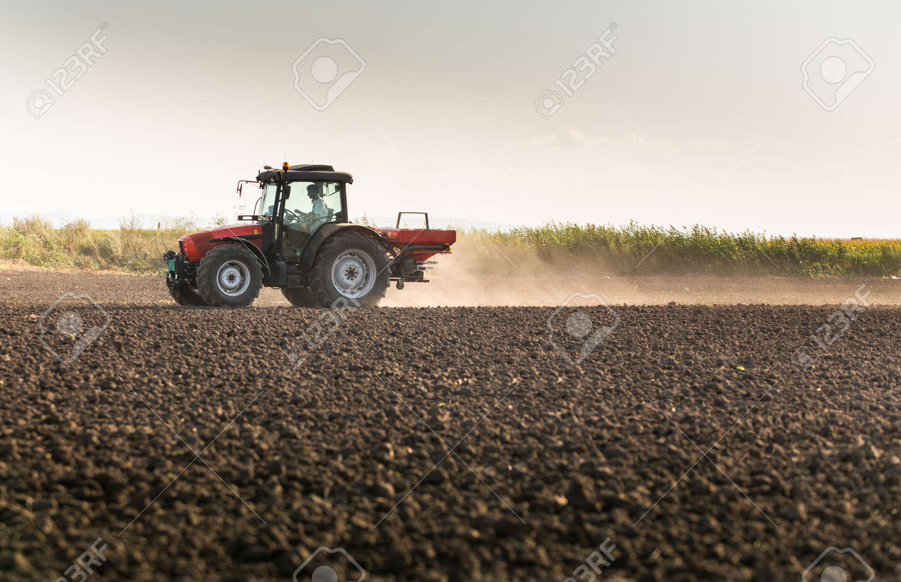 Tractor spreading artificial fertilizers. Transport, agricultural. - 167093410 Tractor spreading artificial fertilizers. Transport, agricultural. - 167093410