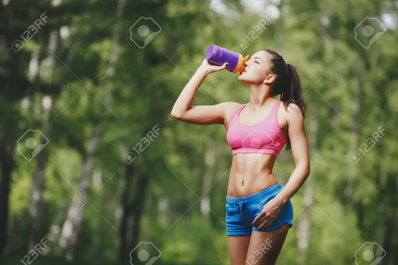 フィットネス女性は トレーニング後水のボトルのドリンクで休憩休憩公園のどが渇いてスポーツ ランナーで実行した後の水を飲む 美しいフィット スポーティな白人の女の子 の写真素材 画像素材 Image