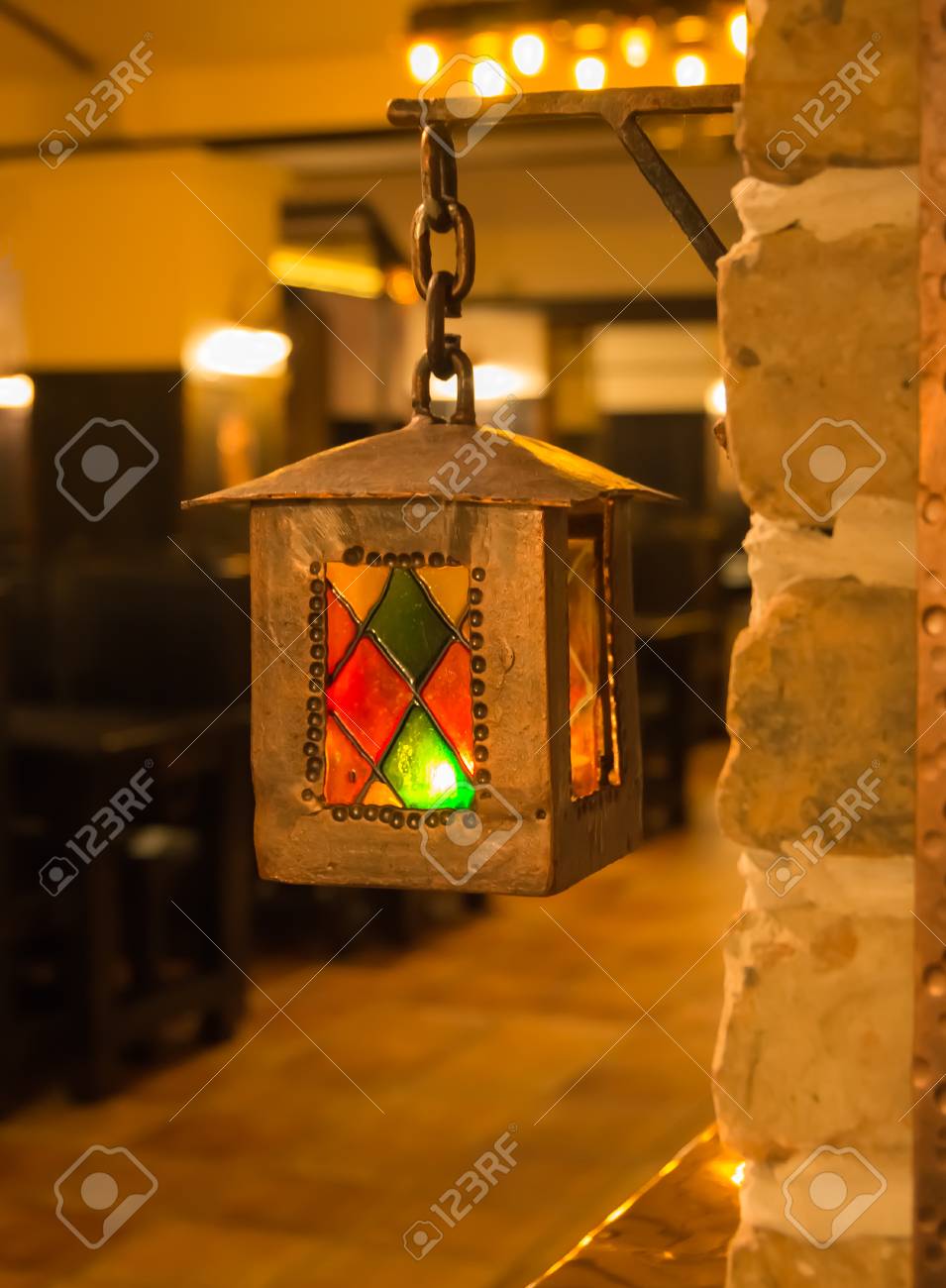 Lámpara De Linterna De Aceite Ardiendo Con Una Luz Tenue Suave En Un Rústico Antiguo Fotos, Y Fotografía De Archivo Libres De Derecho. Image 65750291.