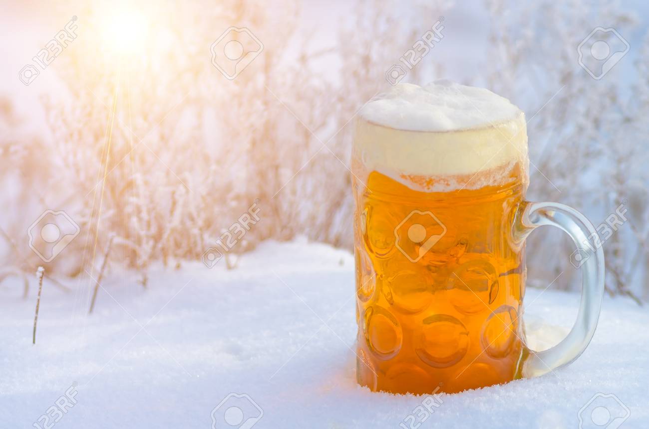 軽めのビールとビールの背景 自然の冬雪の中で泡のガラス の写真素材 画像素材 Image