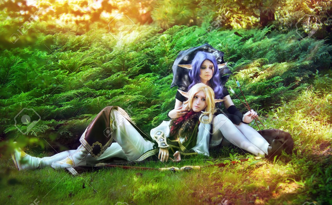 森の中からエルフ の写真素材 画像素材 Image