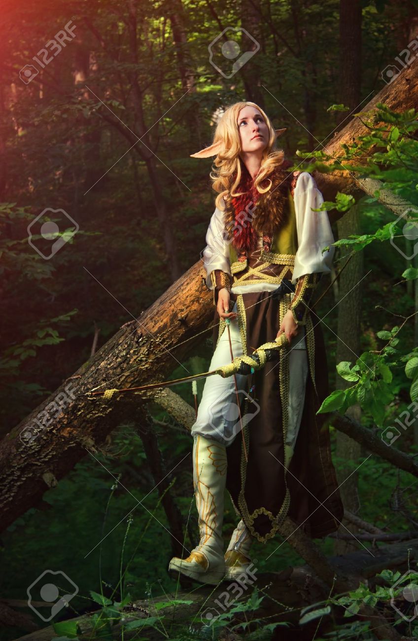 森の中からエルフ の写真素材 画像素材 Image