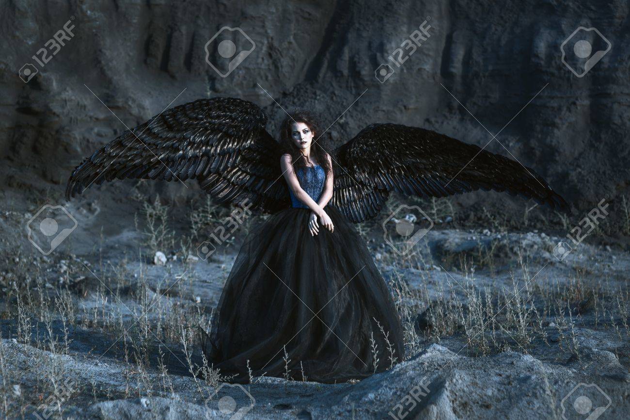 彼女の後ろに黒い翼をかなり女の子悪魔 の写真素材 画像素材 Image 彼女の後ろに黒い翼をかなり女の子悪魔 の写真素材 画像素材 Image