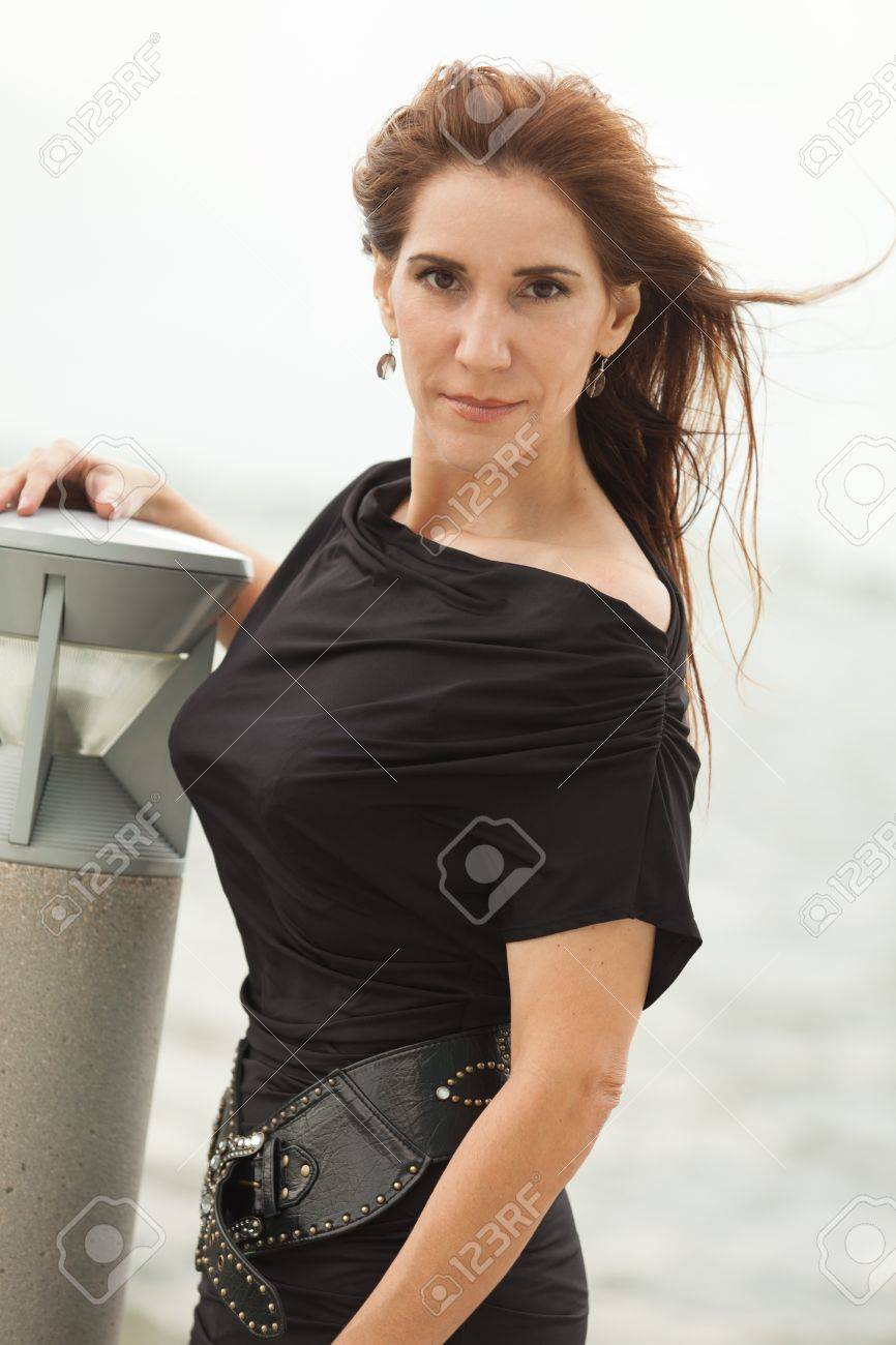 魅力的でセクシーな中年女性アウトドア の写真素材 画像素材 Image