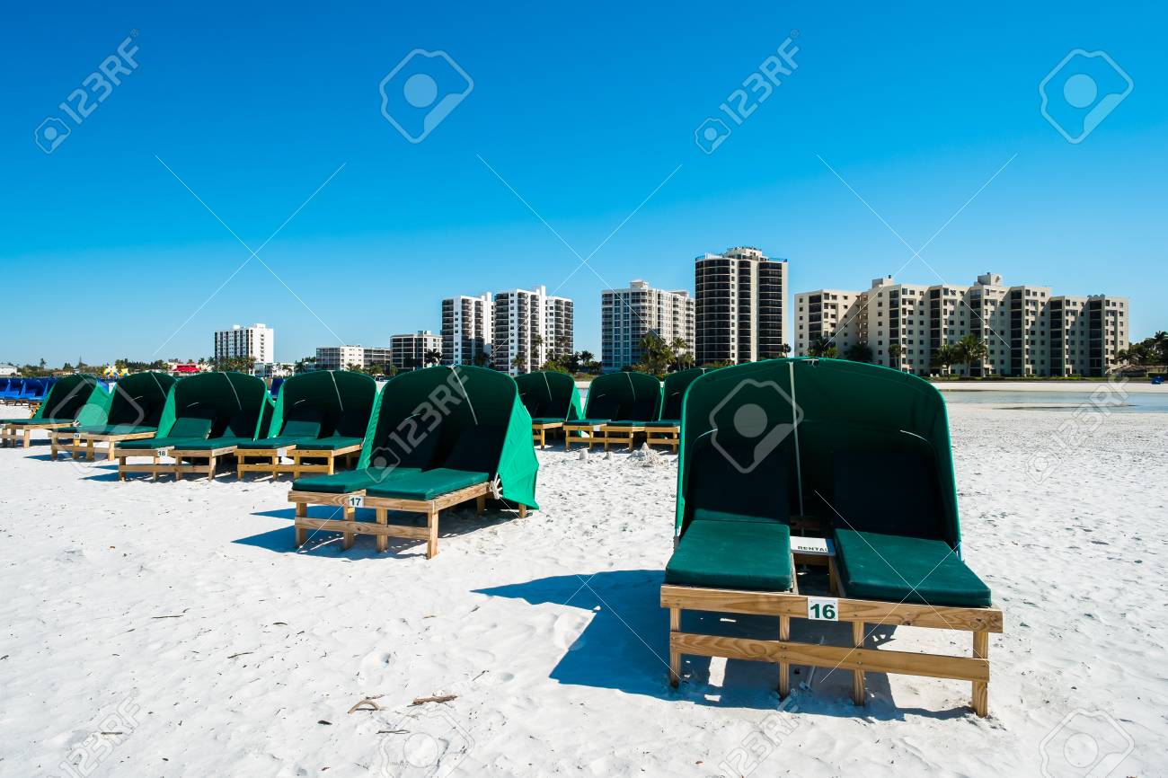 フロリダ州の西海岸に人気のフォート マイヤーズ ビーチに沿ってカバナ の写真素材 画像素材 Image