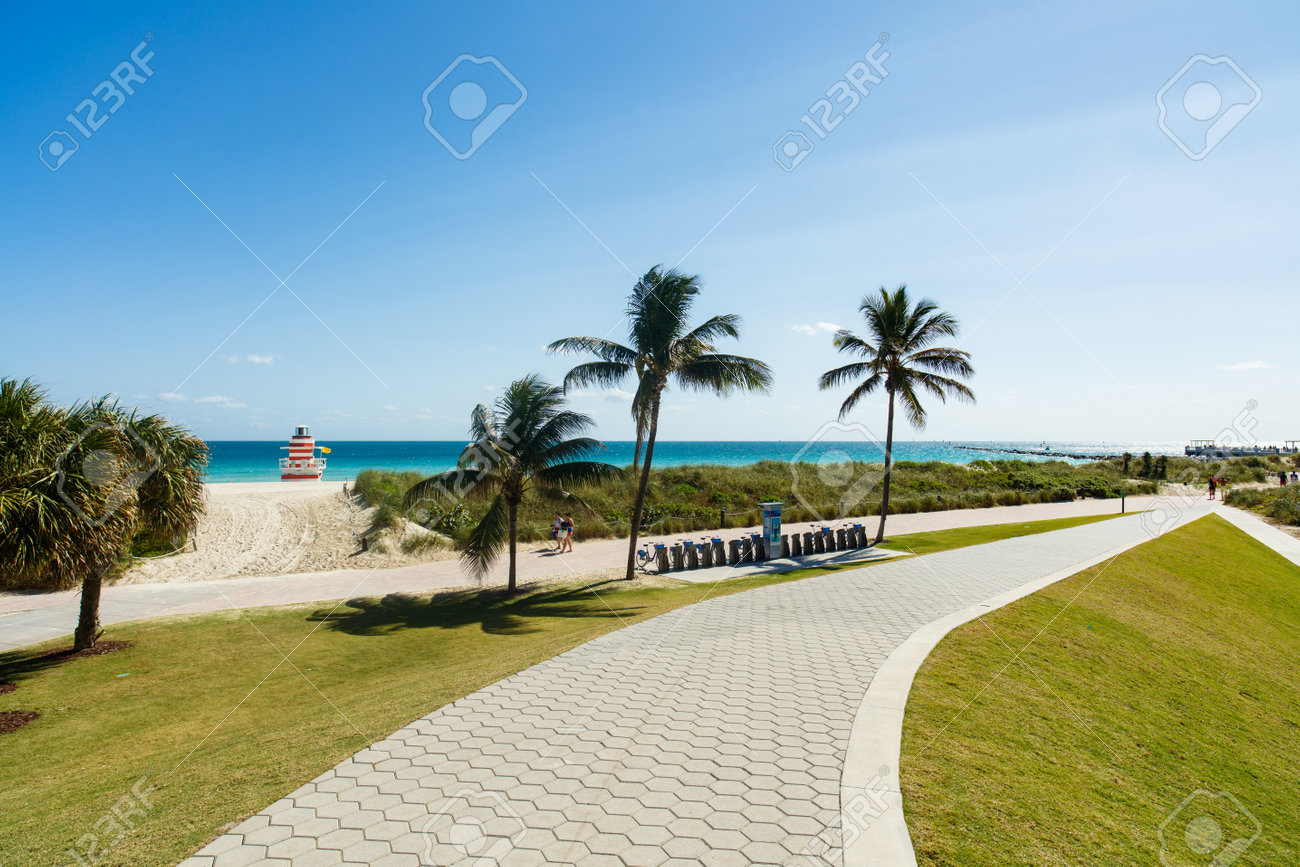 Miami Beach Floride Etats Unis 25 Fevrier 16 Belle Journee De Ciel Bleu Dans La Pittoresque Et Populaire Plage De Miami Avec Les Amateurs De Plage Le Long De La Promenade Banque