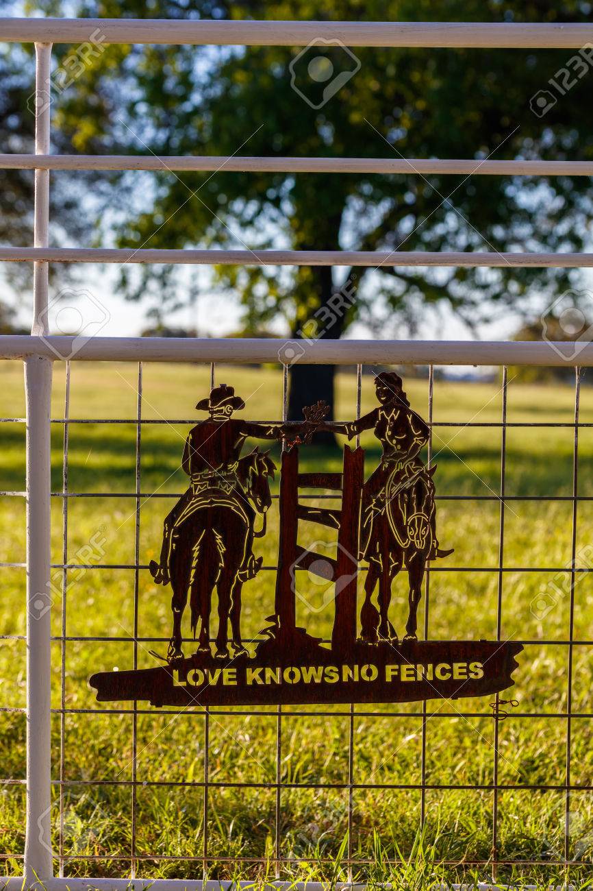 Liebe Kennt Keine Zaune Zeichen Auf Einem Zaun Auf Einer Ranch In Der Schonen Texas Hill Country Lizenzfreie Fotos Bilder Und Stock Fotografie Image 59381005