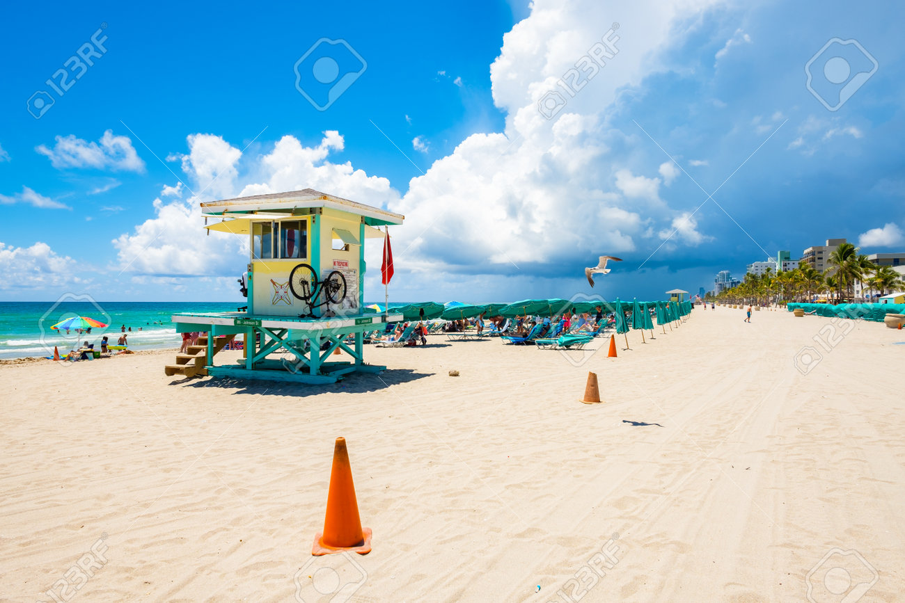 Hollywood Beach Florida July 6 2017 Visitors Lounging On