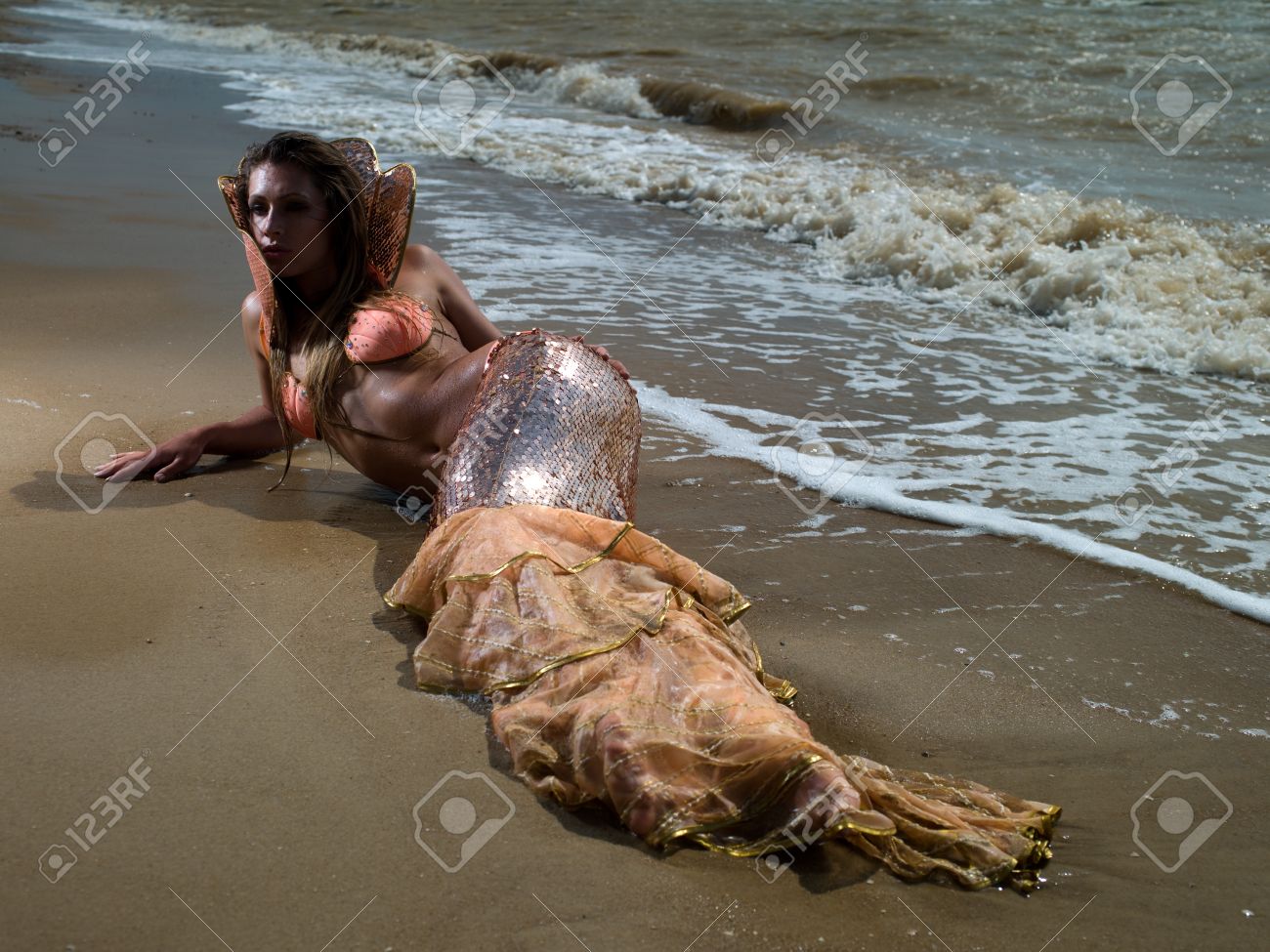 ビーチで横になっている人魚のイメージ ガール の写真素材 画像素材 Image ビーチで横になっている人魚のイメージ ガール の写真素材 画像素材 Image