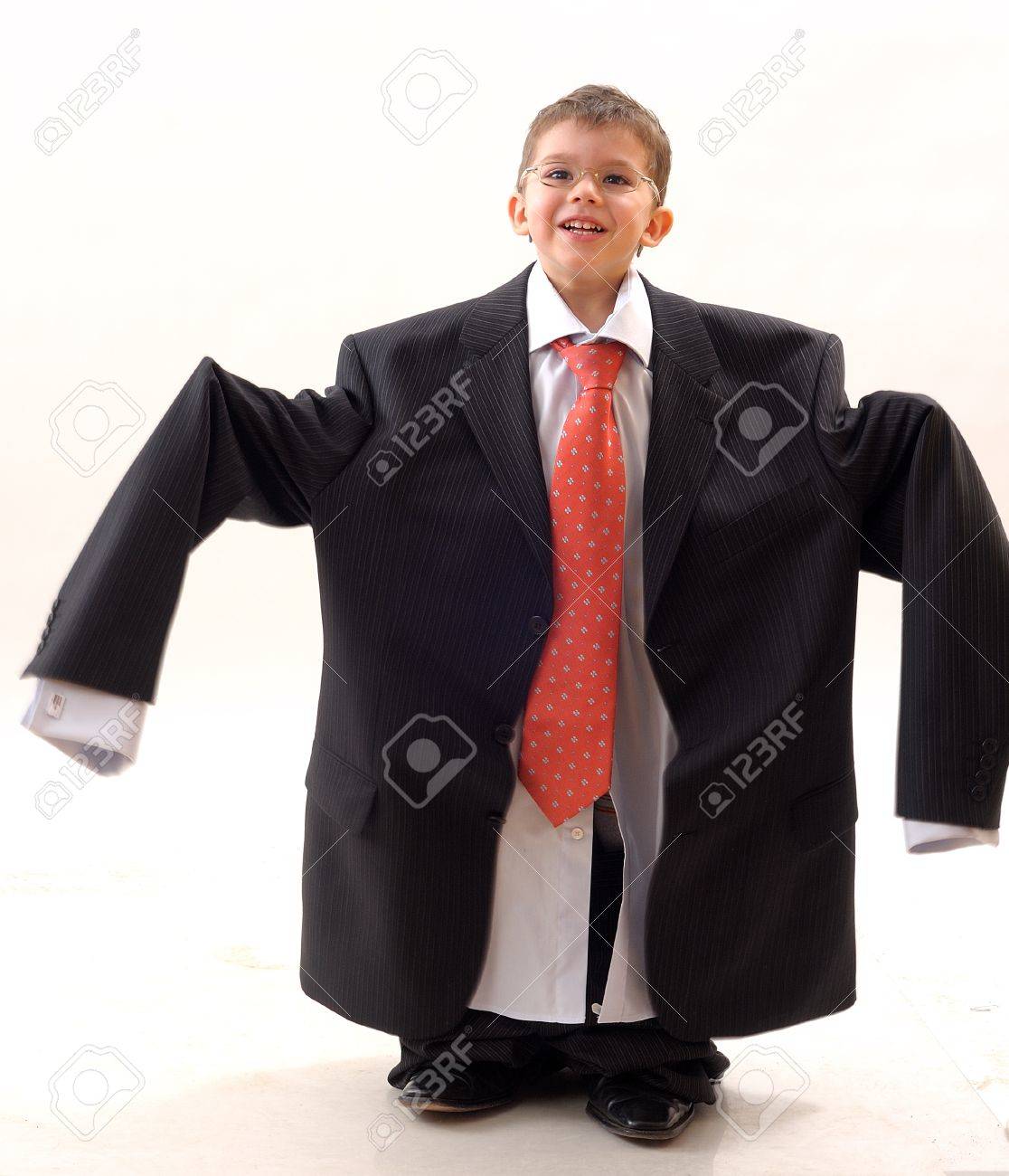 面白い子大きいスーツでポーズの写真素材・画像素材 Image 9889327