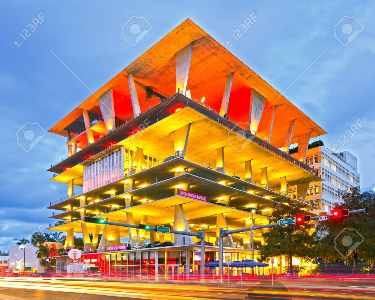 マイアミビーチ、フロリダ州アメリカ合衆国-11 月 13、2015: 混合使用の建物、設計有名建築家ヘルツォーク & ド ・ ムーロン リンカーンの道、 マイアミ、フロリダ州、ショップ、ダイニング、駐車場します。移動するトラフィックの夕焼けの写真素材・画像素材 Image 49260970