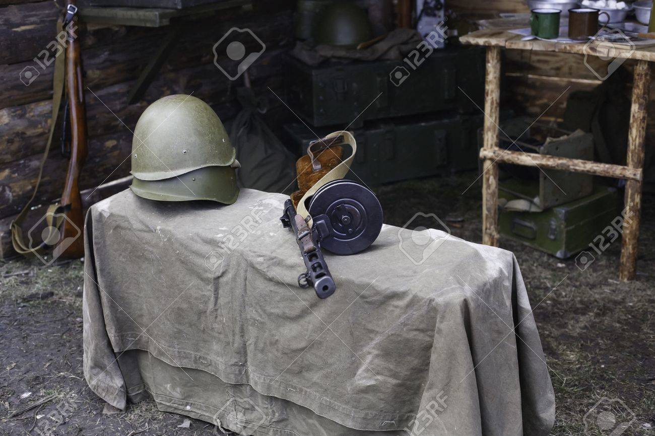 軍用ヘルメットとサブマシンガン Shpagina 第二次世界大戦中に生活と被験者のソ連軍の再建 の写真素材 画像素材 Image 軍用ヘルメットとサブマシンガン Shpagina 第二次世界大戦中に生活と被験者のソ連軍の再建 の写真素材 画像素材 Image