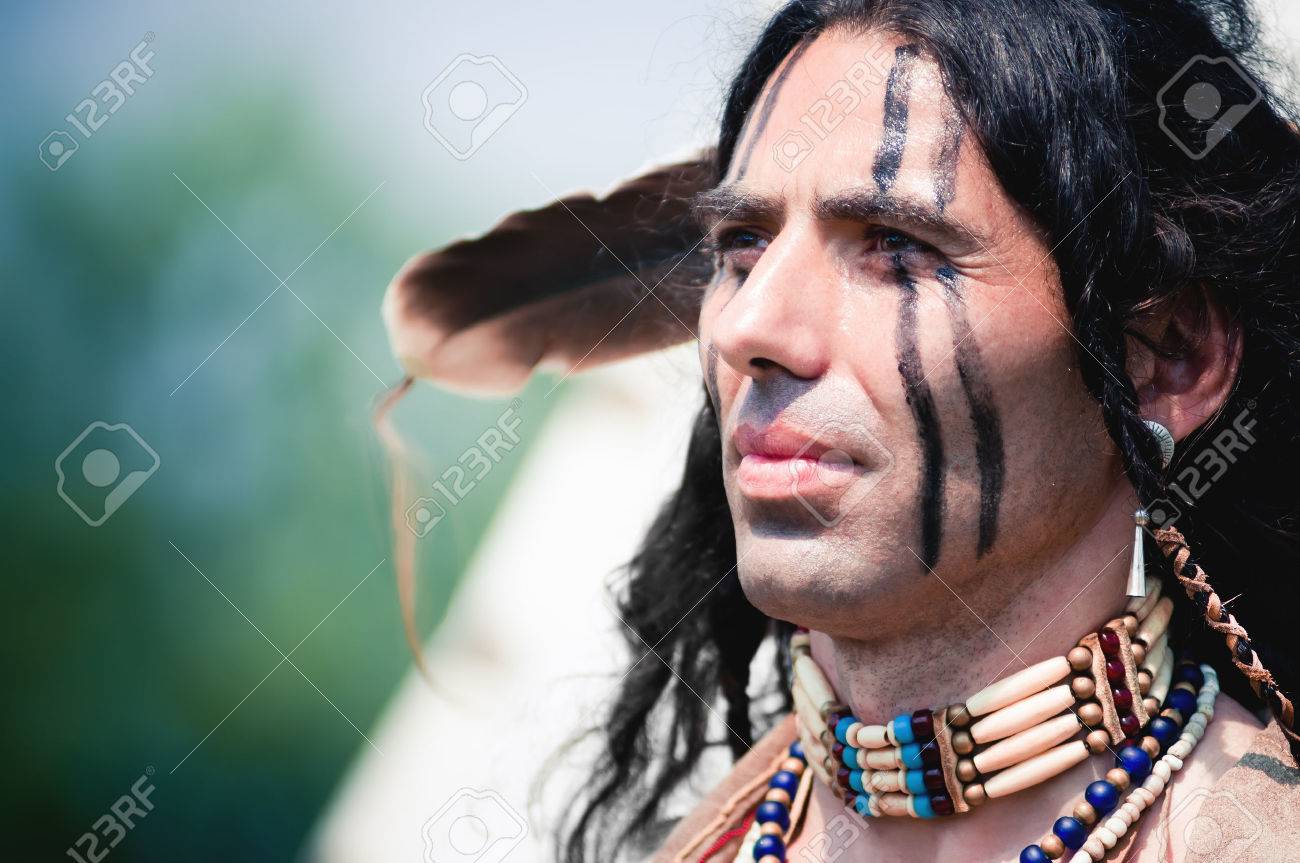 アメリカ ・ インディアンの民族衣装で肖像画 の写真素材・画像素材