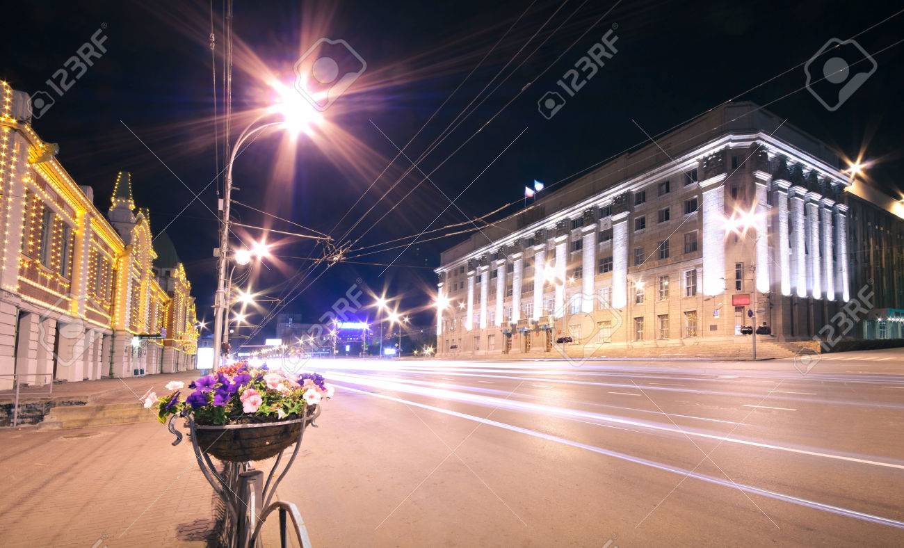 夜の街並み ノヴォシビルスク ロシア の写真素材 画像素材 Image