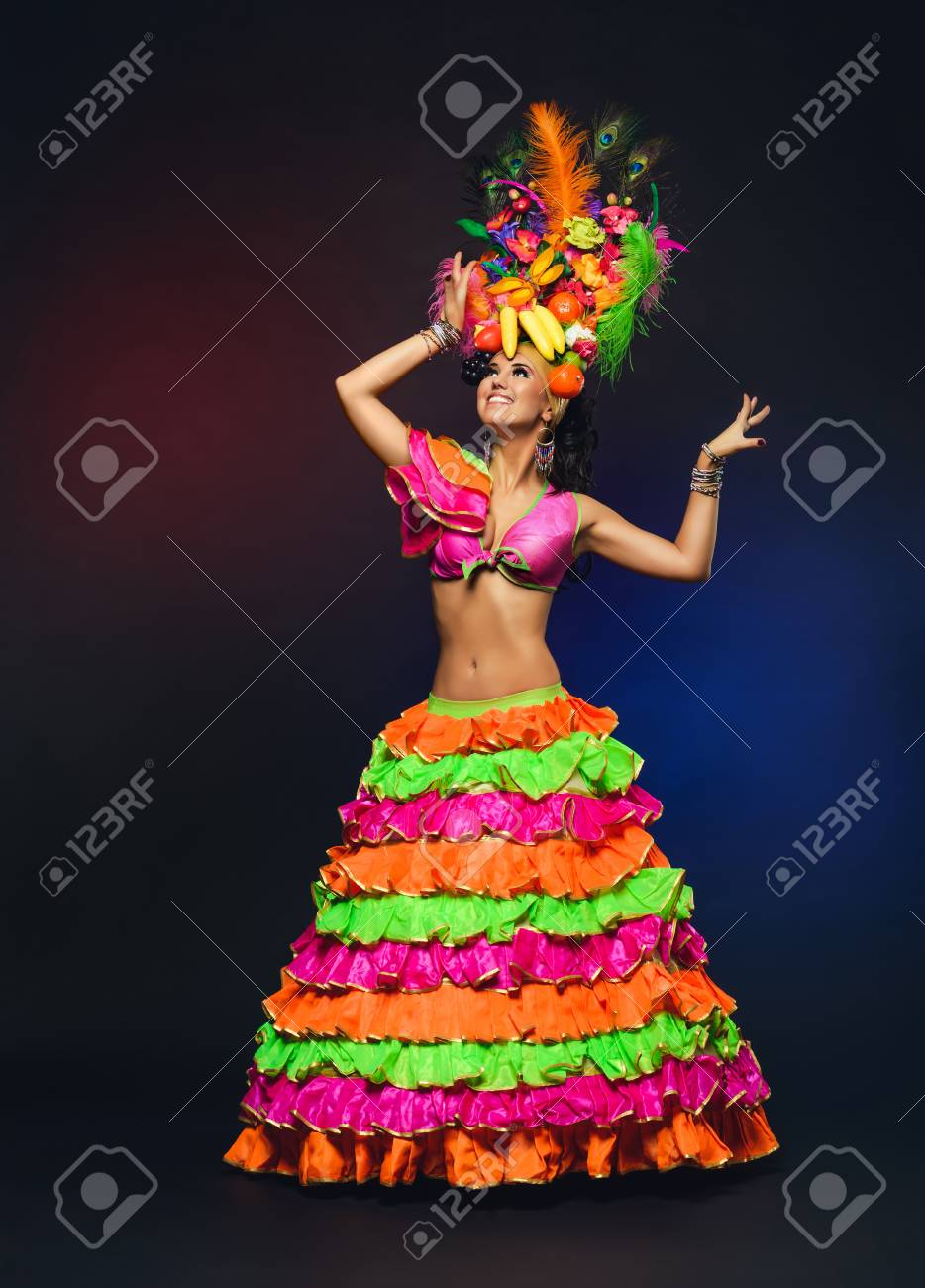 Cute Niña En Traje De Carnaval Brillante Sobre Fondo Oscuro Fotos, Imágenes Y Fotografía De Archivo Libres De Derecho. Image