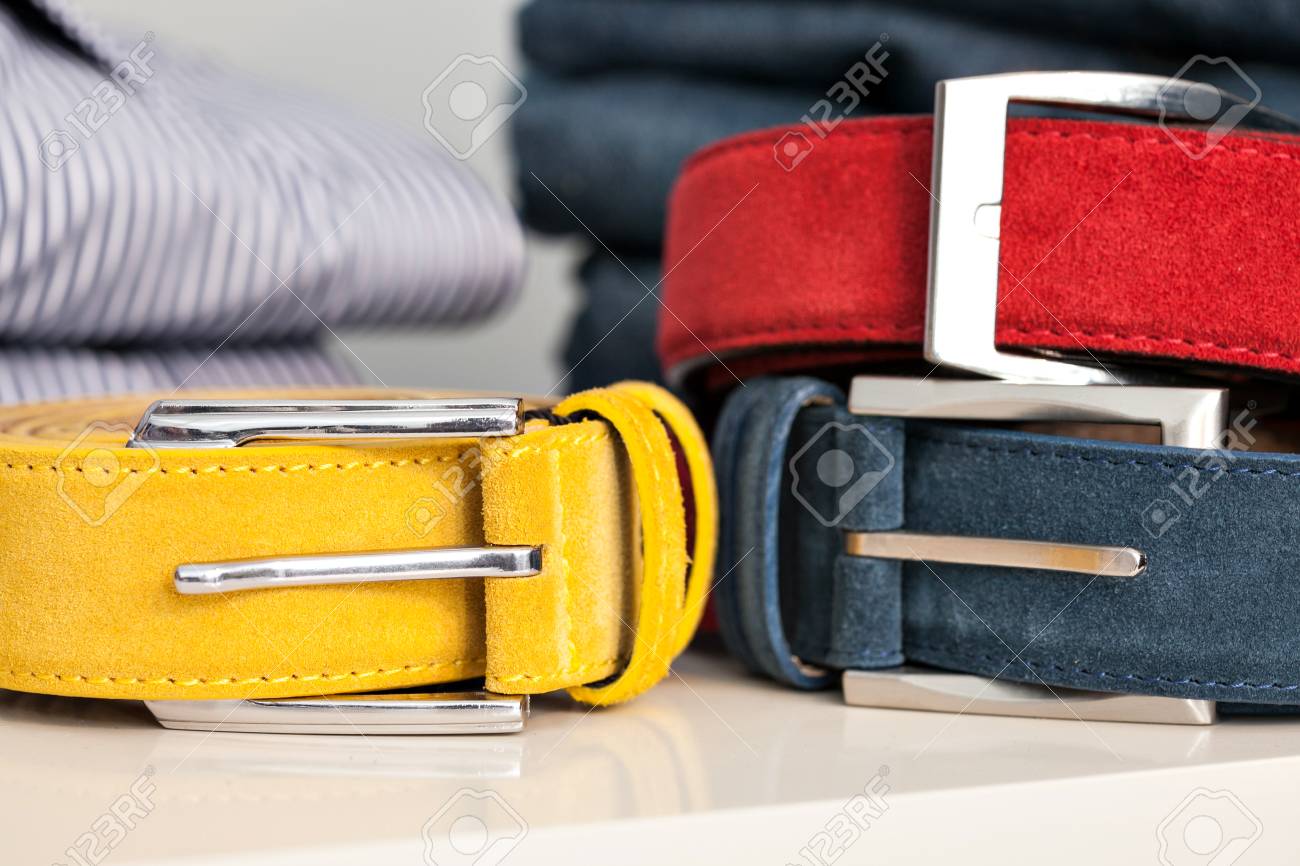 Visualización Los Cinturones De Hombre De Brillantes En Una Tienda Fotos, Retratos, Imágenes De Archivo Libres De Derecho. Image 30191369.
