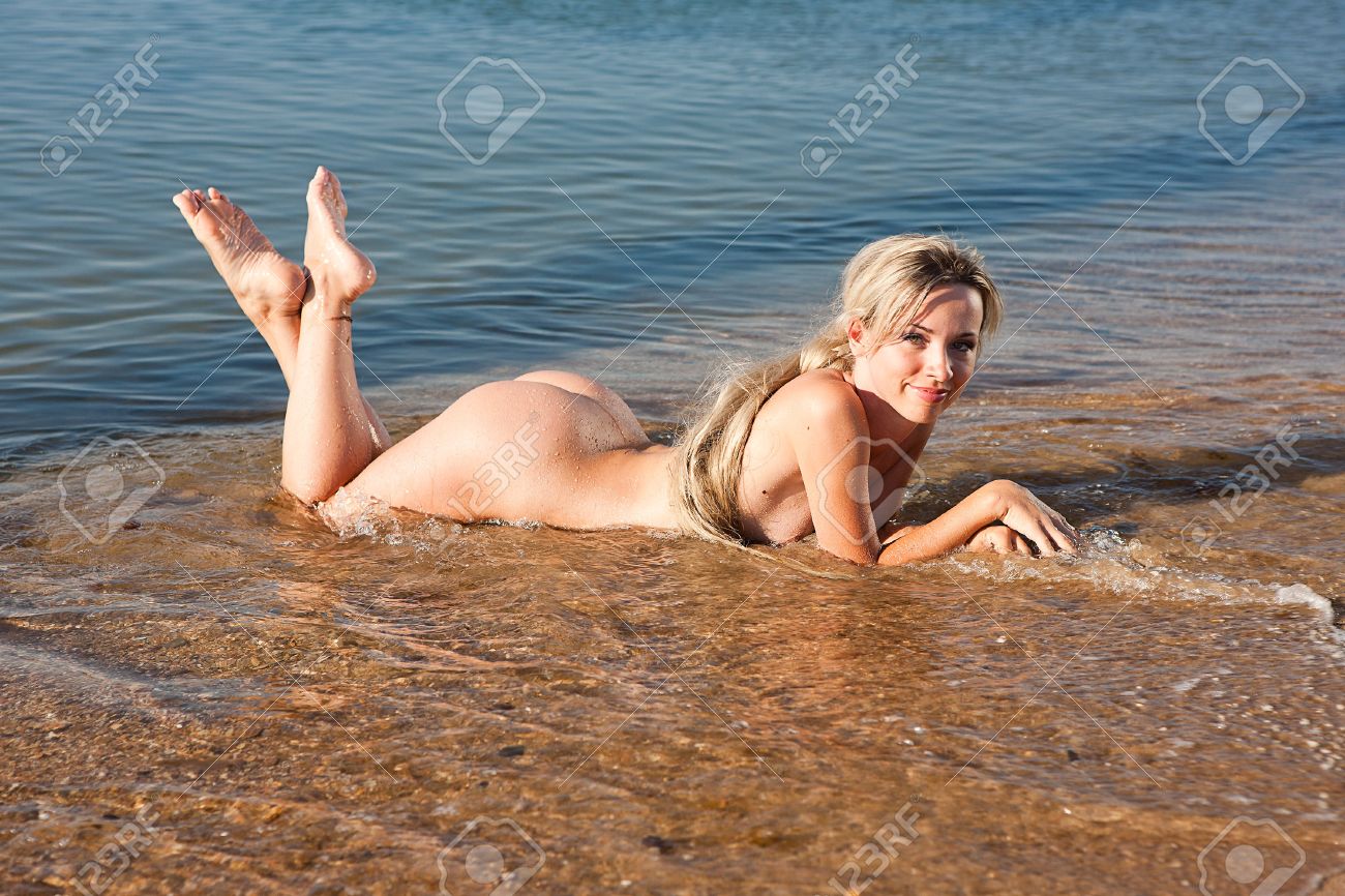 голые topless girls Красивые Обнаженные Девушки Голые Молодые Женщины На Пляже Фотография,  картинки, изображения и сток-фотография без роялти. Image 17458420