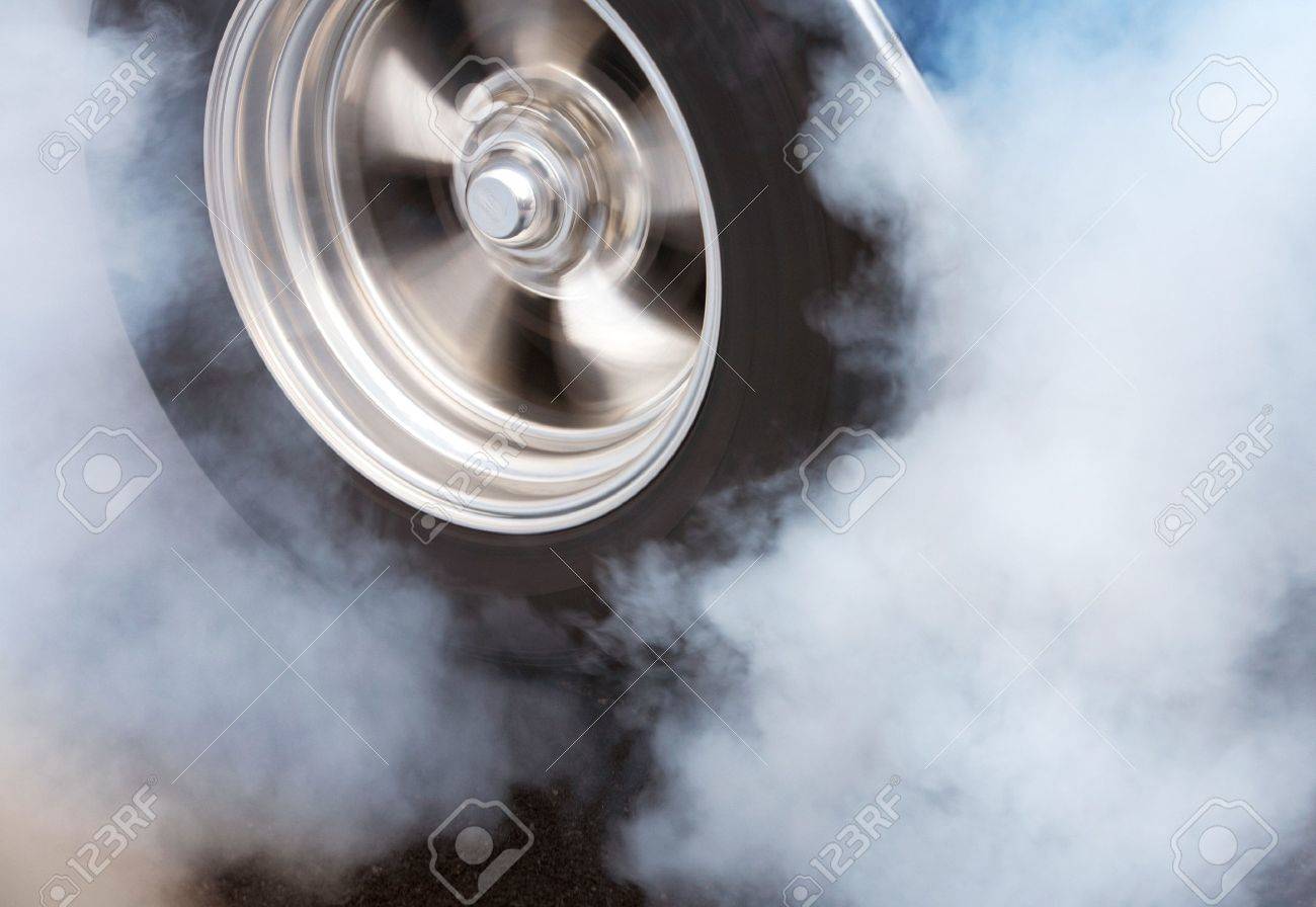 タイヤはゴムの匂いと煙をスピンできるようにバーンアウトを行う車 の写真素材 画像素材 Image