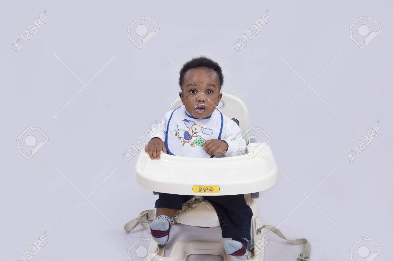 赤ちゃん歩行器に座っているかわいい赤ちゃん の写真素材 画像素材 Image