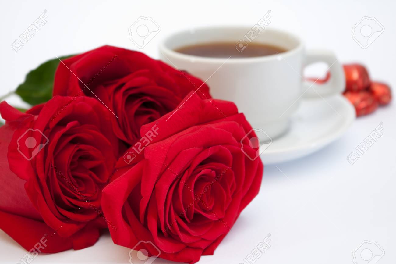 お茶のカップの横に赤いバラ の写真素材 画像素材 Image