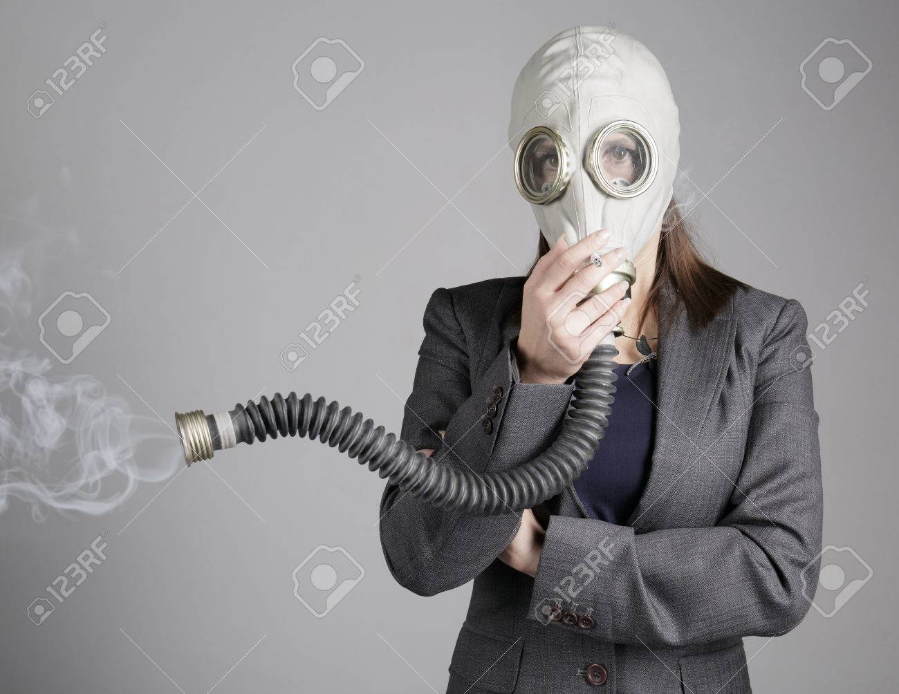 タバコと防毒マスクの女 の写真素材 画像素材 Image
