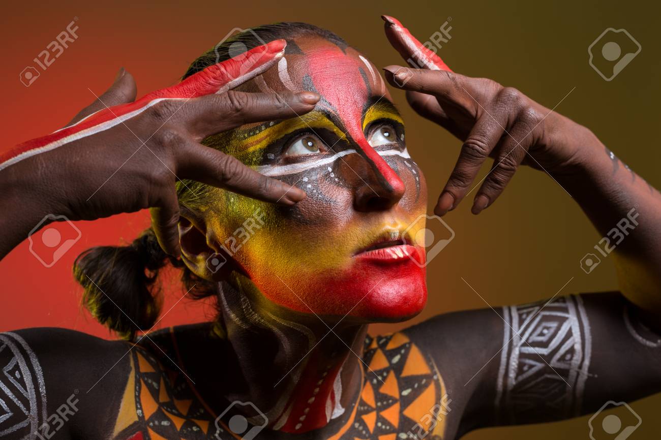 Korperbemalung Frau Mit Ethnischen Mustern Gemalt Lizenzfreie Fotos Bilder Und Stock Fotografie Image 90241177