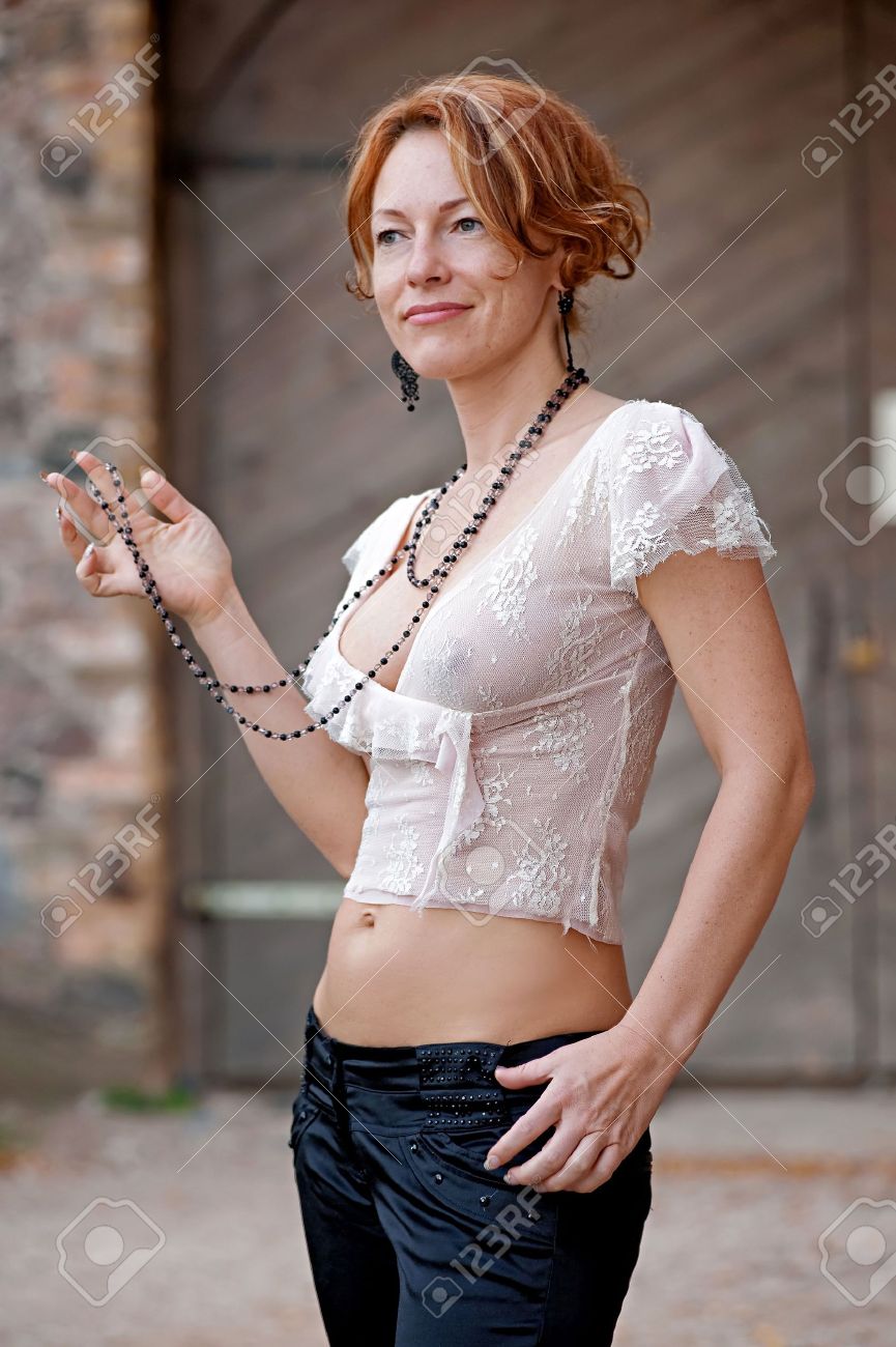 Beauté, Femme Mature, Sexy, Posant Dans La Nature Banque D'Images et Photos  Libres De Droits. Image 8265923