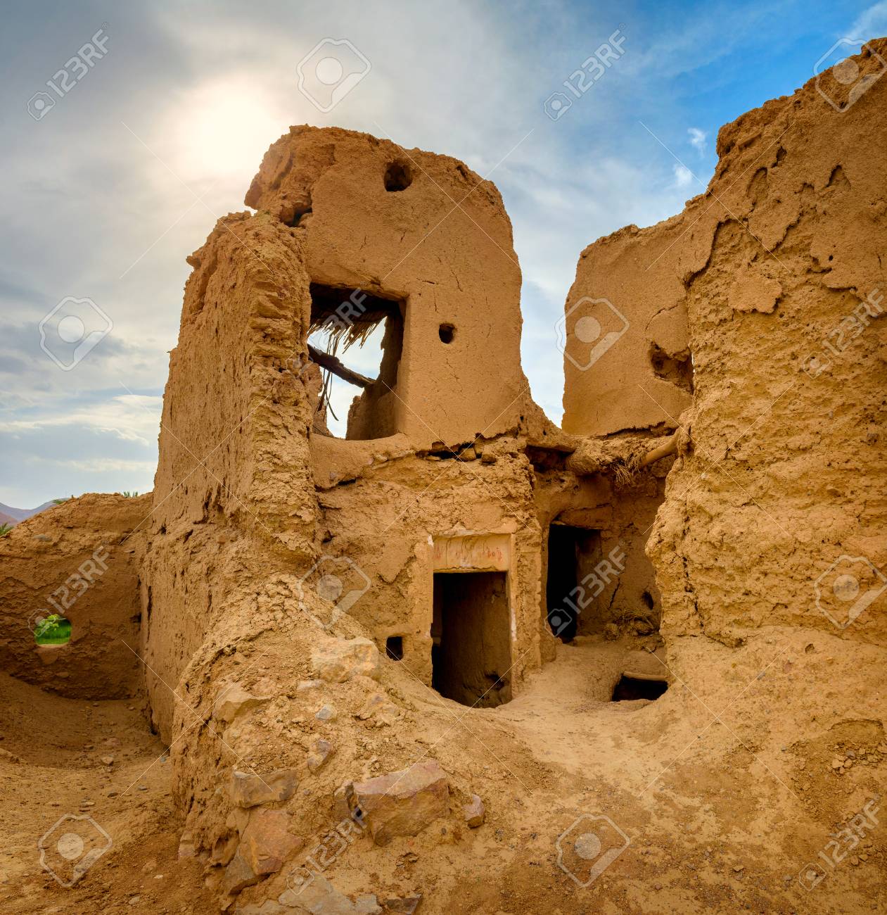 イランの砂漠 ぼろぼろの古い構造 泥の家で孤独の村の遺跡 の写真素材 画像素材 Image