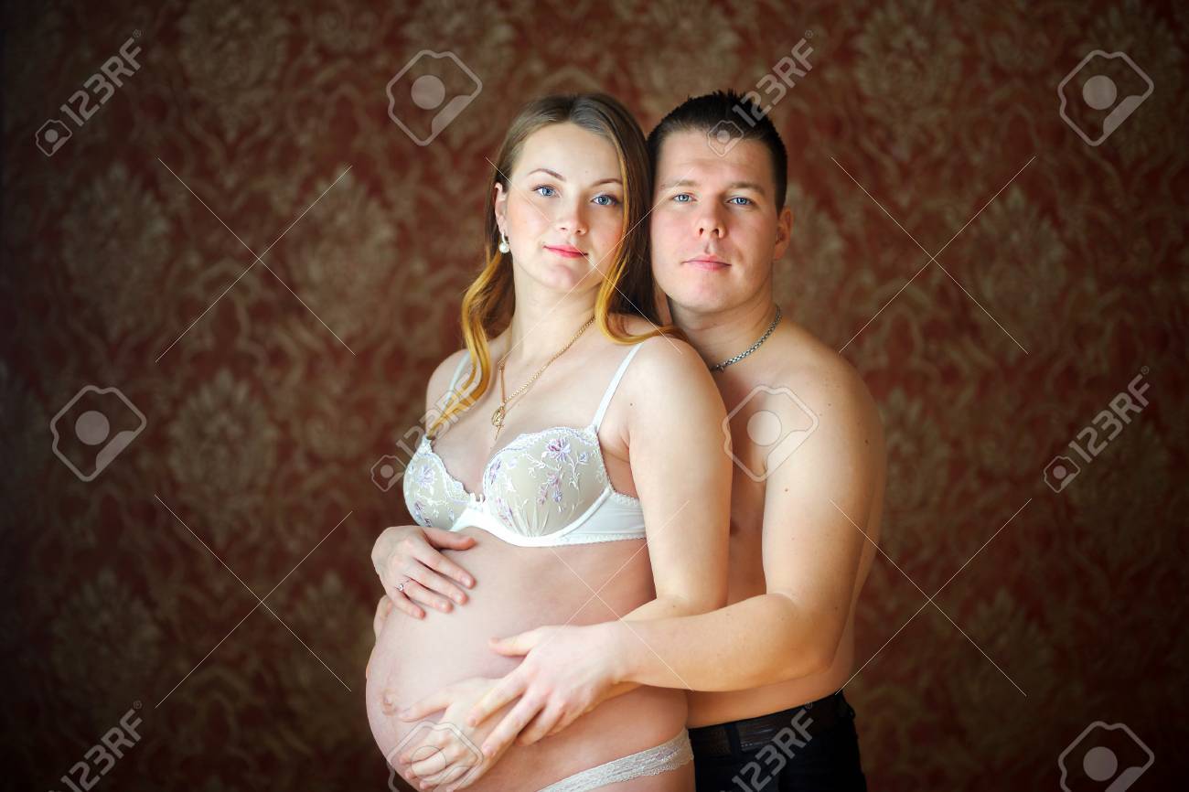 Le Mari Embrasse Doucement La Femme Nue. Ensemble Pose Sur La Caméra.  Famille Heureuse. Maternité. Banque DImages et Photos Libres De Droits.  Image 79222544