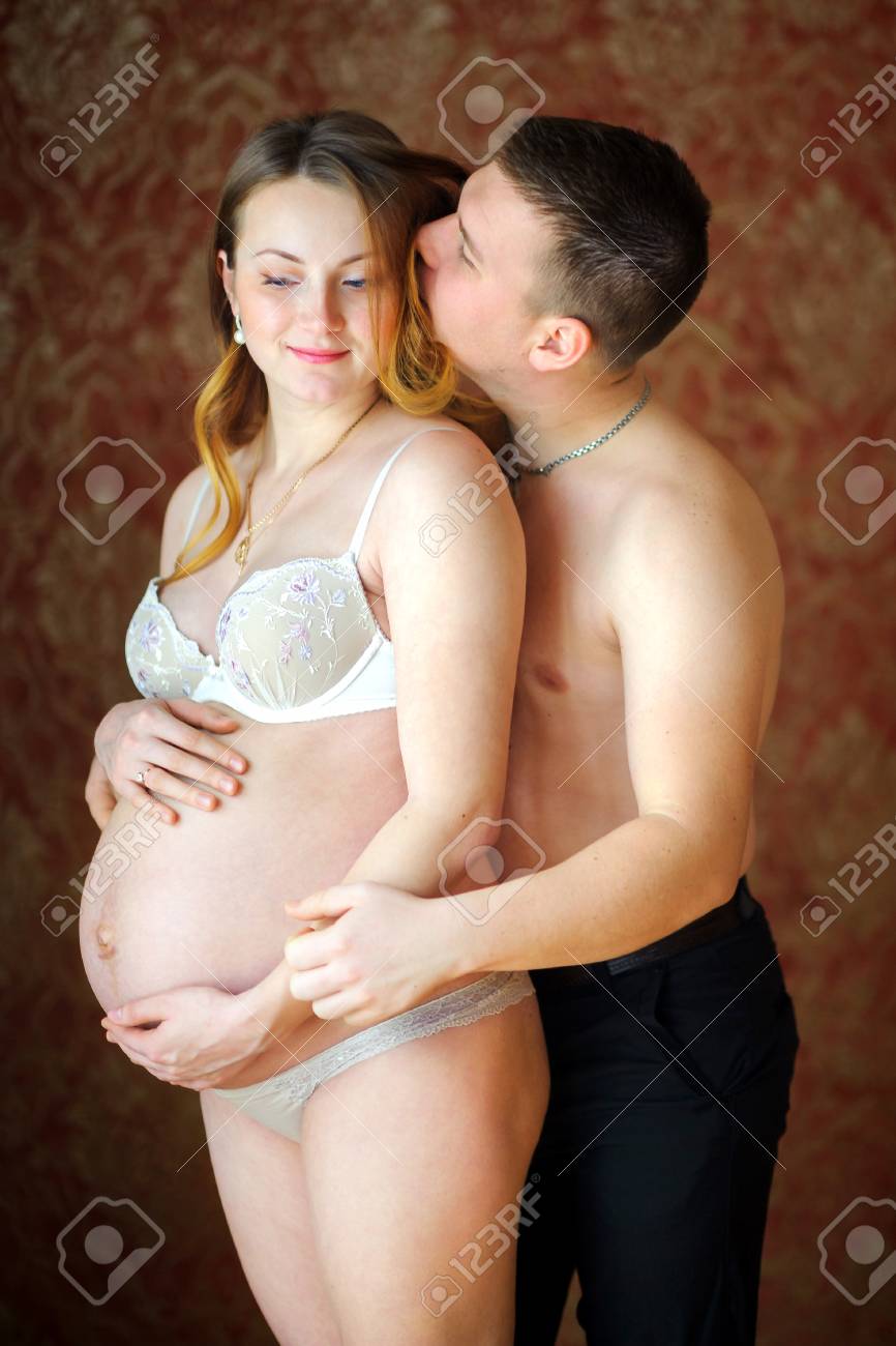 Le Mari Embrasse Doucement Et Embrasse La Femme Nue. Famille Heureuse.  Maternité. Banque DImages et Photos Libres De Droits. Image 89340699
