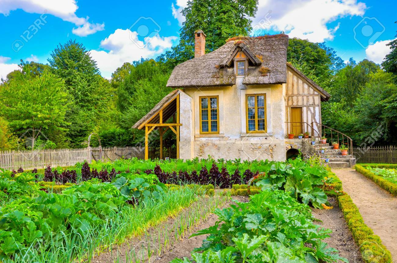 ヨーロッパの素朴な風景 大きな庭のある古いフランスの家 の写真素材 画像素材 Image ヨーロッパの素朴な風景 大きな庭のある古いフランスの家 の写真素材 画像素材 Image