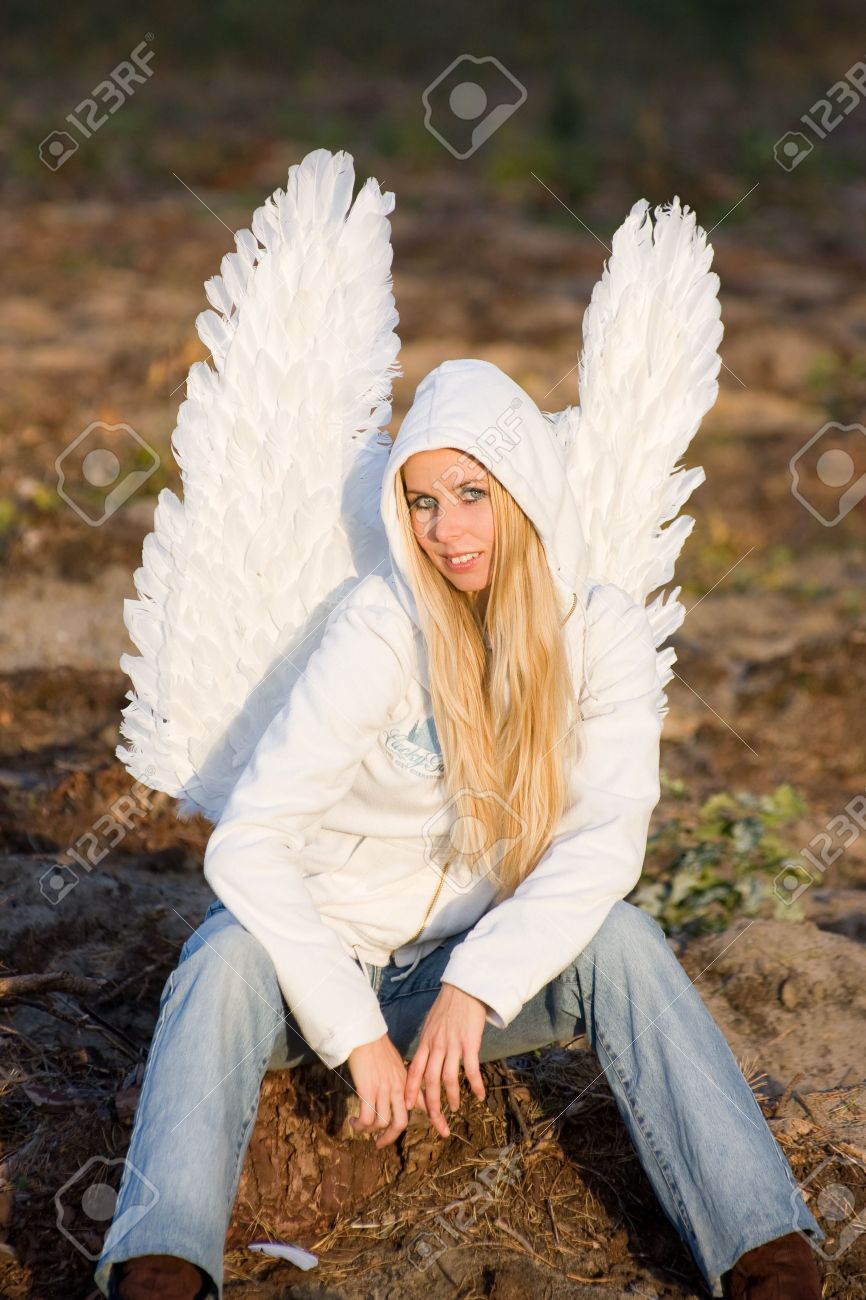 背中と白いボンネット上の天使の羽と長い髪のブロンドの女の子 の写真素材 画像素材 Image