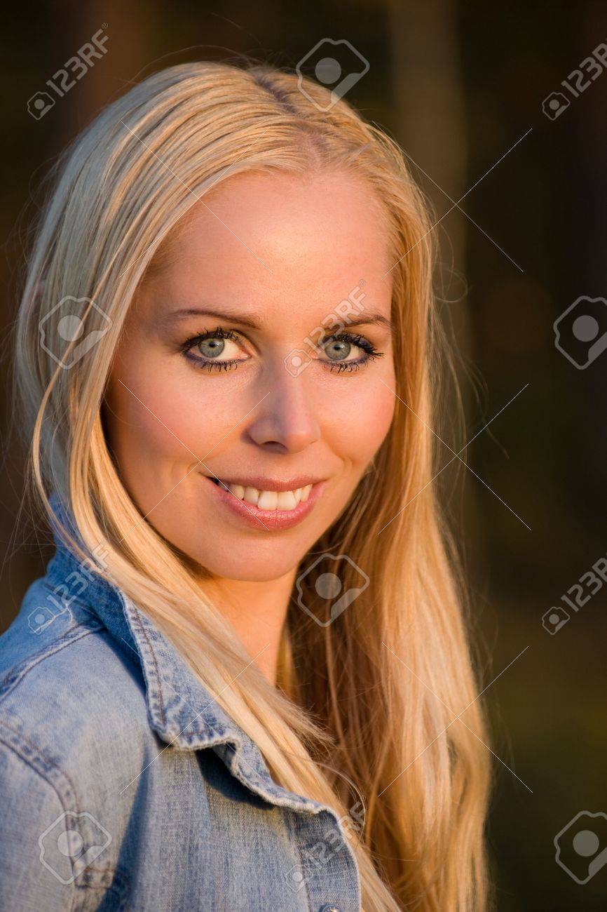 長い髪の肖像画と美しい金髪白人少女の顔に笑顔します の写真素材 画像素材 Image