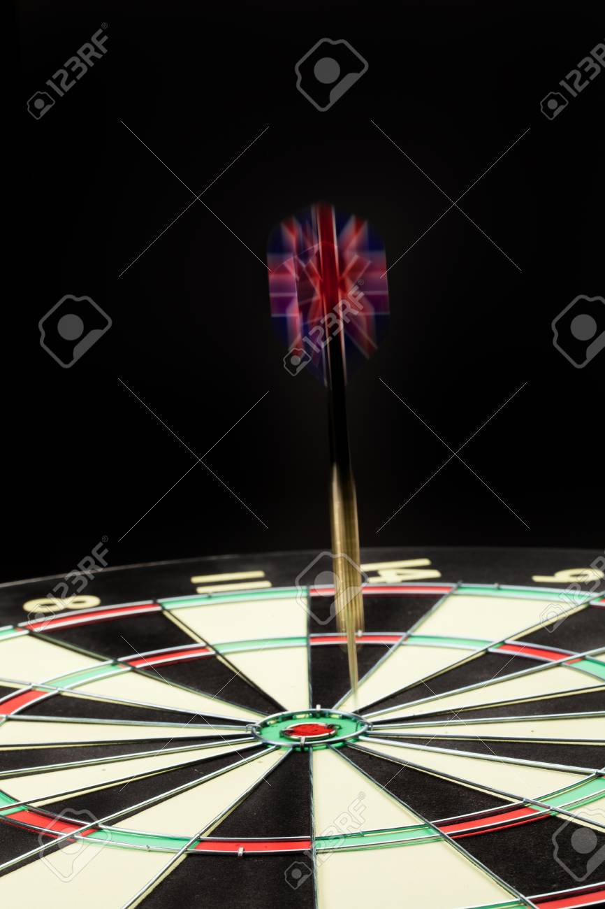 黒のスタジオの背景に屋内ゲーム ダーツ の写真素材 画像素材 Image
