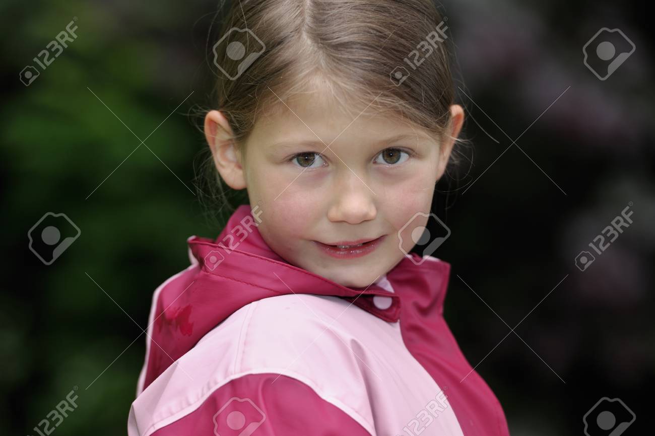 雨の中でのかわいい女の子 の写真素材 画像素材 Image 14018807