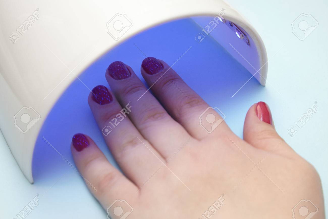 爪 ジェル ラッカー女性手に紫外線ランプ乾燥ワニスします の写真素材 画像素材 Image