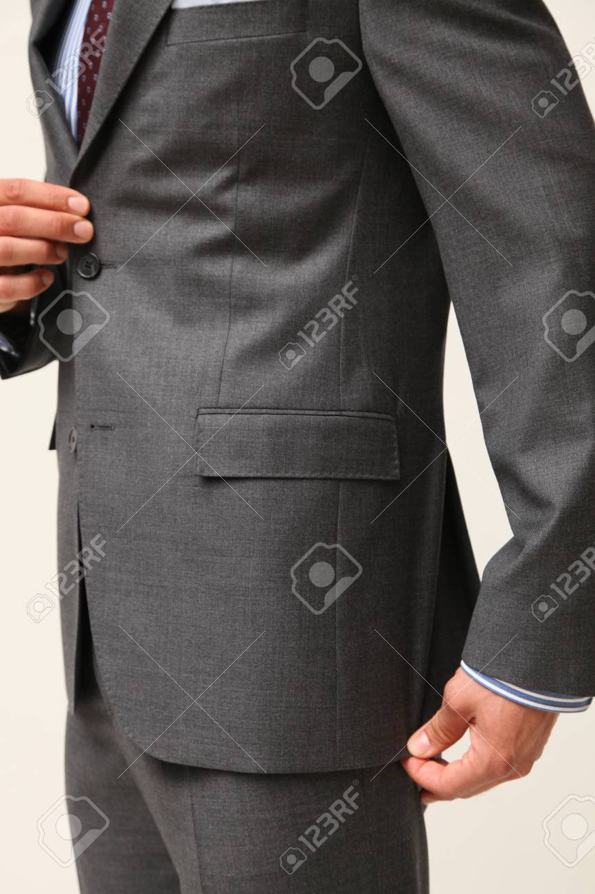 pantalon gris camisa roja hombre