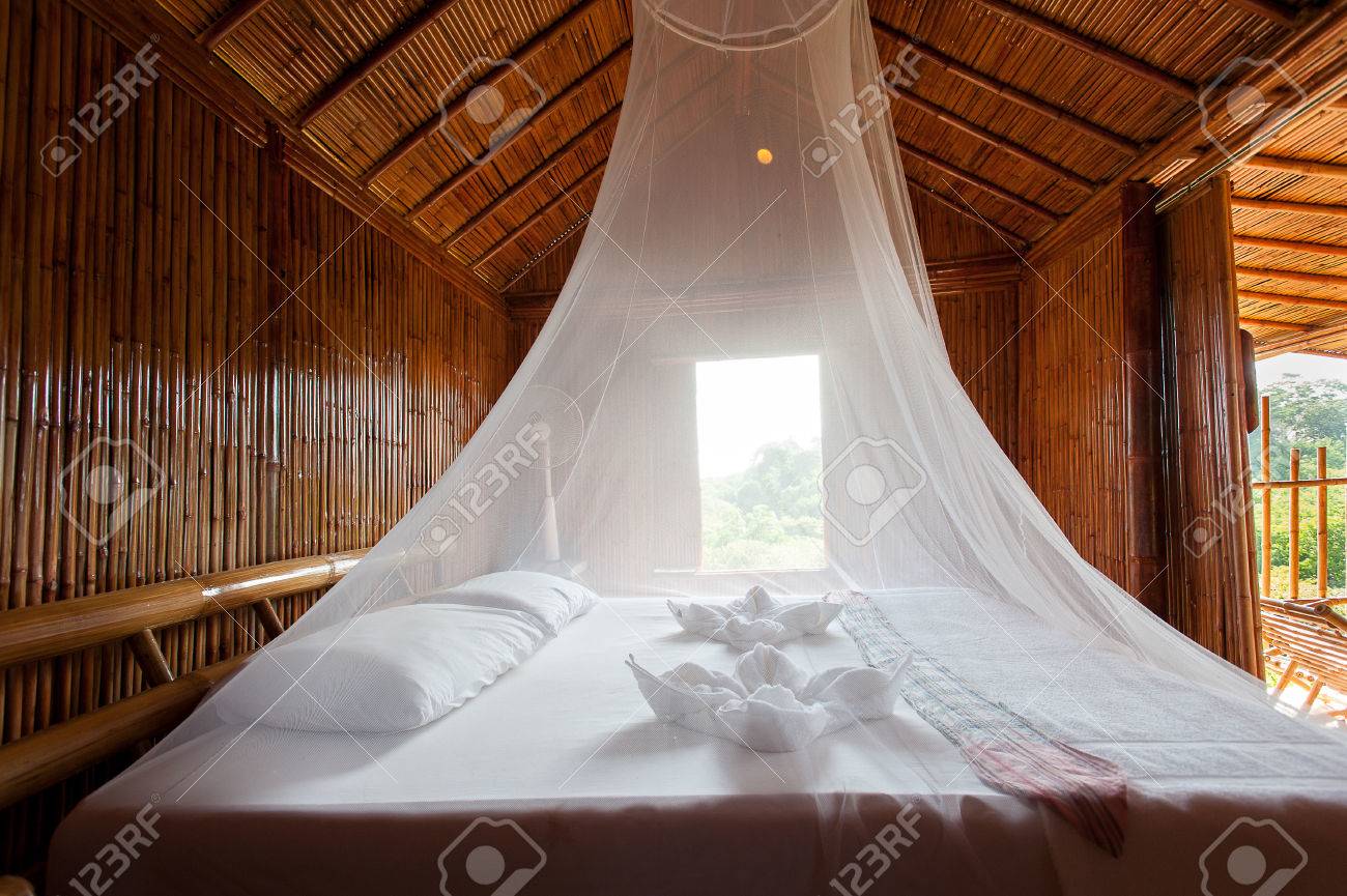 Camera Da Letto In Stile Rurale Con Letto A Baldacchino, Bambù ... Camera Da Letto In Stile Rurale Con Letto A Baldacchino, Bambù ...