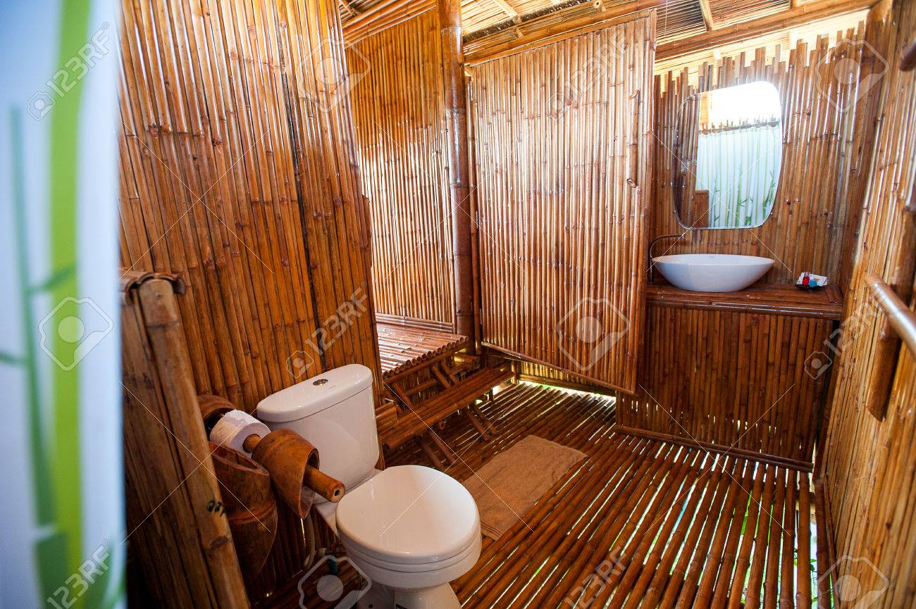 Immagini Stock Bambu Bagno Con Box Doccia E Vasca Da Bagno In