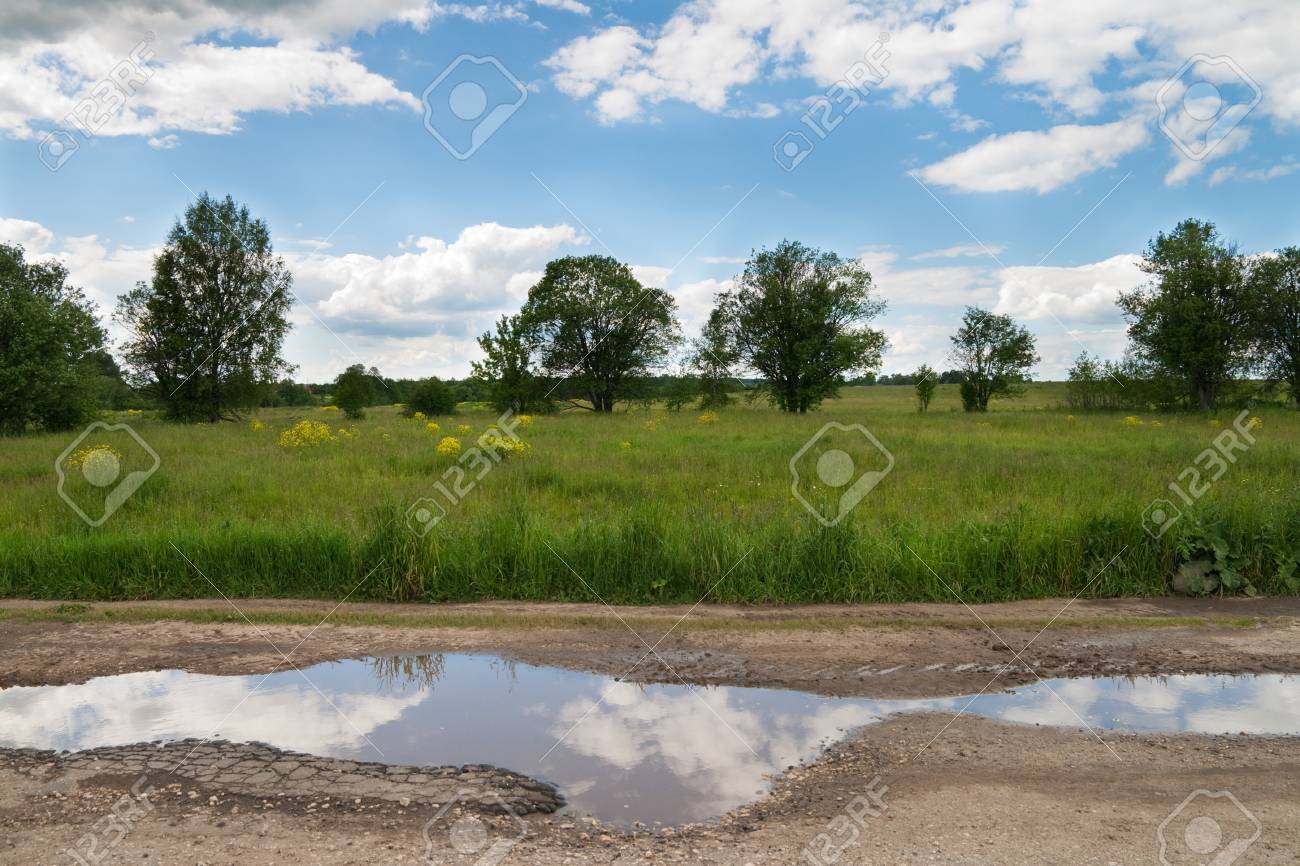 水たまりの道 水溜りに映る空 の写真素材 画像素材 Image