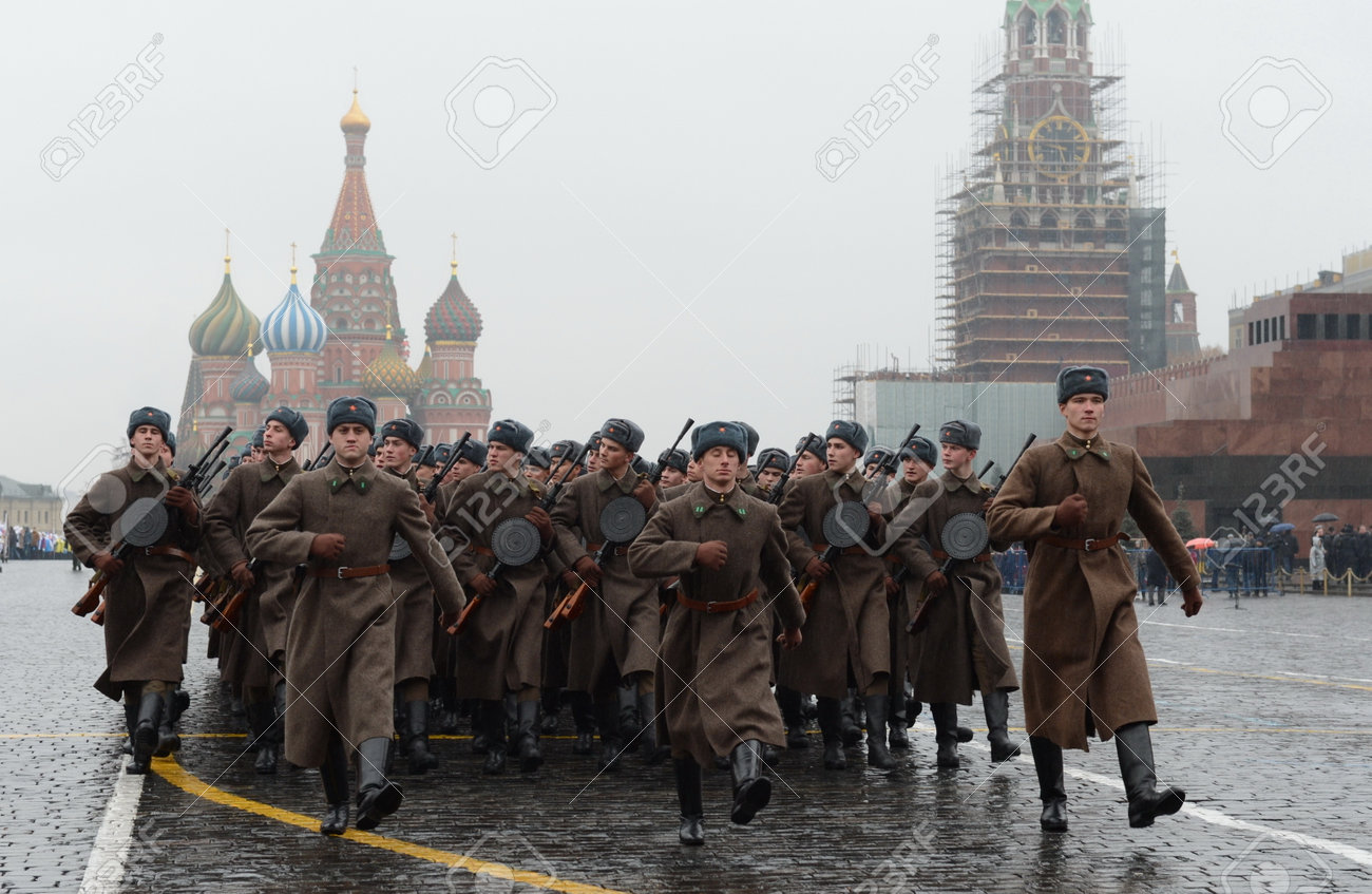 Soldados Rusos En La Forma De La Gran Guerra Patria En El Desfile ...